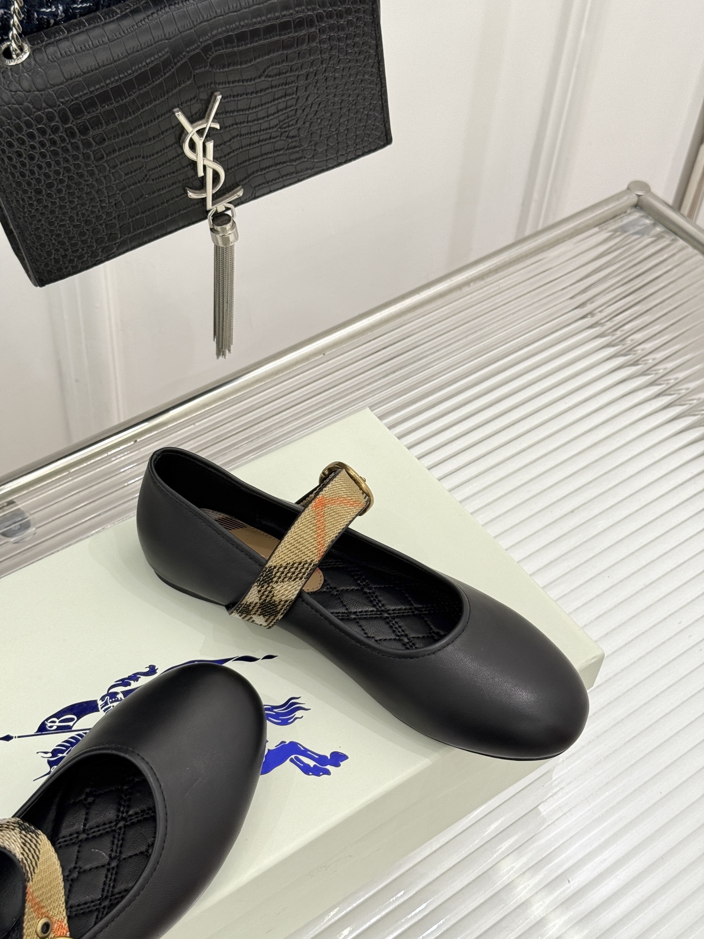 Burberry / 巴宝莉26WF新品 格纹平底芭蕾单舞鞋玛丽珍鞋 经典格纹铺陈老钱格调 芭蕾鞋型柔和衬脚 玛丽珍搭扣 Burberry / 巴宝莉26WF新品 格纹平底芭蕾单舞鞋玛丽珍鞋 经典格纹铺陈老钱格调 芭蕾鞋型柔和衬脚 玛丽珍搭扣