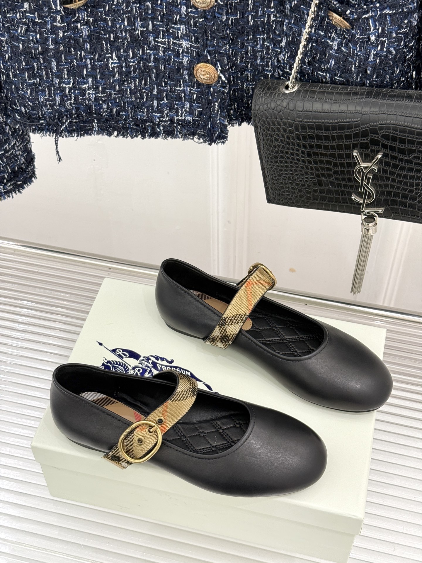 Burberry / 巴宝莉26WF新品 格纹平底芭蕾单舞鞋玛丽珍鞋 经典格纹铺陈老钱格调 芭蕾鞋型柔和衬脚 玛丽珍搭扣 Burberry / 巴宝莉26WF新品 格纹平底芭蕾单舞鞋玛丽珍鞋 经典格纹铺陈老钱格调 芭蕾鞋型柔和衬脚 玛丽珍搭扣