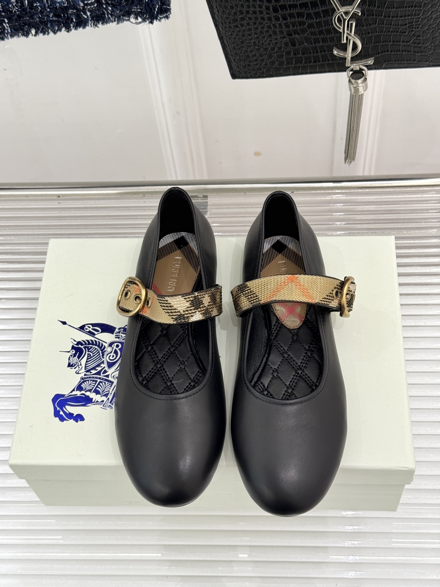 Burberry / 巴宝莉26WF新品 格纹平底芭蕾单舞鞋玛丽珍鞋 经典格纹铺陈老钱格调 芭蕾鞋型柔和衬脚 玛丽珍搭扣 Burberry / 巴宝莉26WF新品 格纹平底芭蕾单舞鞋玛丽珍鞋 经典格纹铺陈老钱格调 芭蕾鞋型柔和衬脚 玛丽珍搭扣