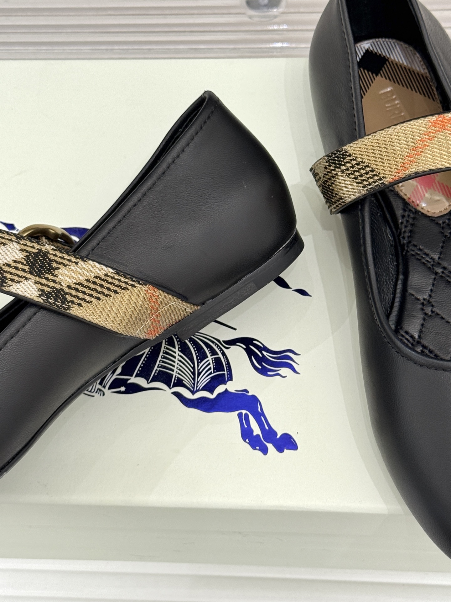 Burberry / 巴宝莉26WF新品 格纹平底芭蕾单舞鞋玛丽珍鞋 经典格纹铺陈老钱格调 芭蕾鞋型柔和衬脚 玛丽珍搭扣 Burberry / 巴宝莉26WF新品 格纹平底芭蕾单舞鞋玛丽珍鞋 经典格纹铺陈老钱格调 芭蕾鞋型柔和衬脚 玛丽珍搭扣