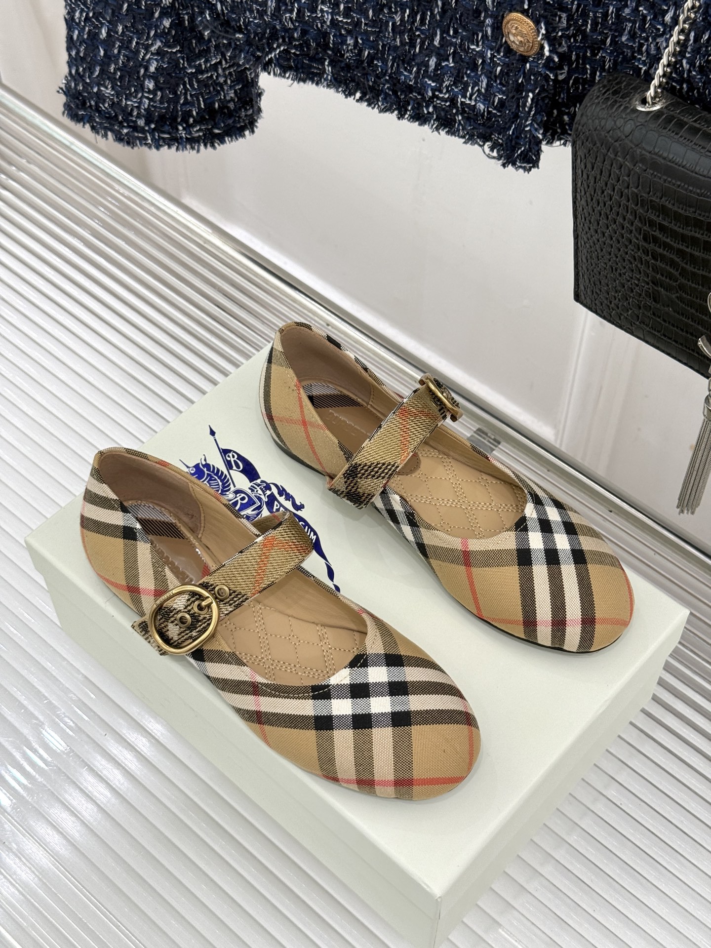 Burberry / 巴宝莉26WF新品 格纹平底芭蕾单舞鞋玛丽珍鞋 经典格纹铺陈老钱格调 芭蕾鞋型柔和衬脚 玛丽珍搭扣 Burberry / 巴宝莉26WF新品 格纹平底芭蕾单舞鞋玛丽珍鞋 经典格纹铺陈老钱格调 芭蕾鞋型柔和衬脚 玛丽珍搭扣