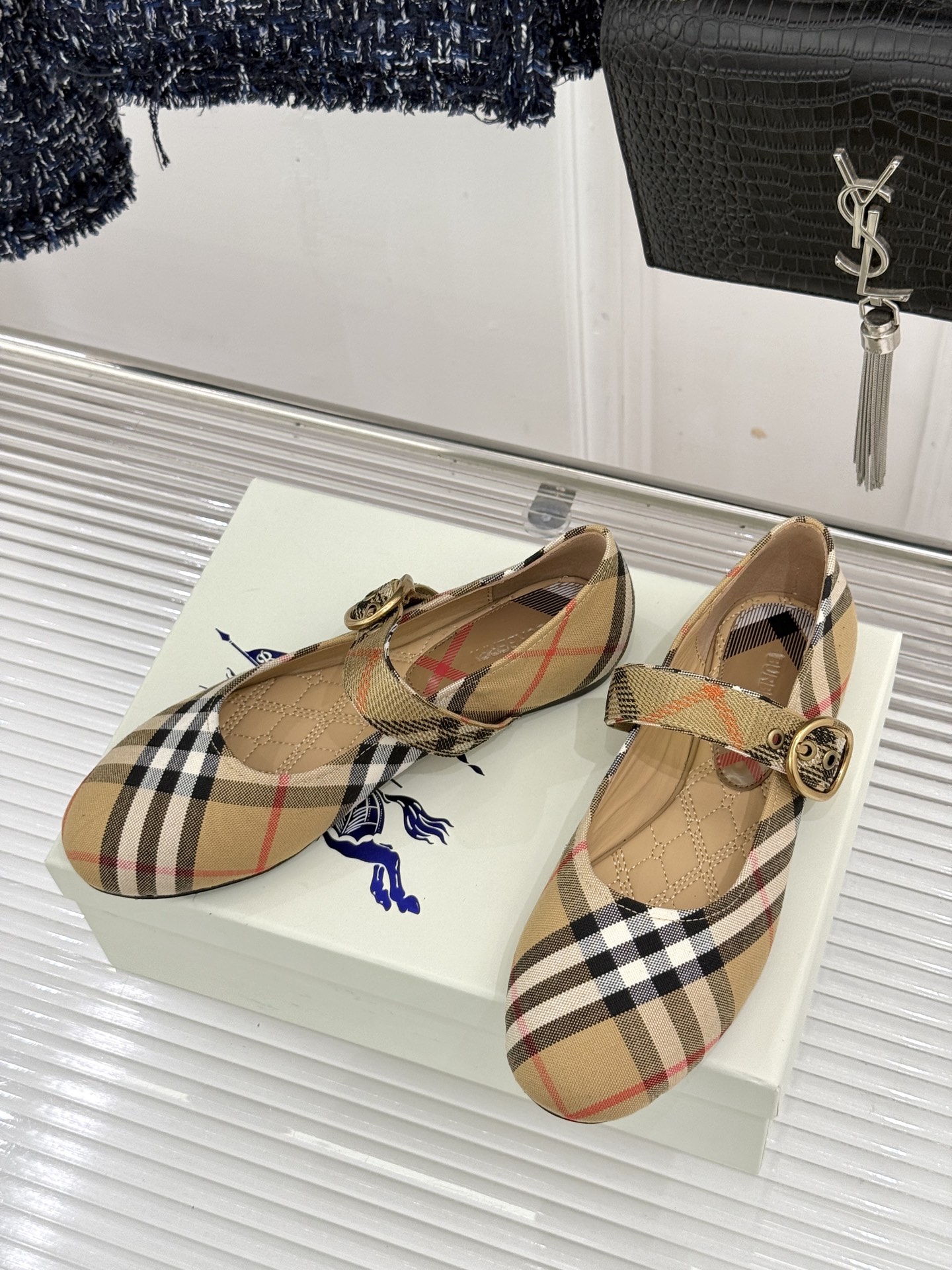 Burberry / 巴宝莉26WF新品 格纹平底芭蕾单舞鞋玛丽珍鞋 经典格纹铺陈老钱格调 芭蕾鞋型柔和衬脚 玛丽珍搭扣 Burberry / 巴宝莉26WF新品 格纹平底芭蕾单舞鞋玛丽珍鞋 经典格纹铺陈老钱格调 芭蕾鞋型柔和衬脚 玛丽珍搭扣