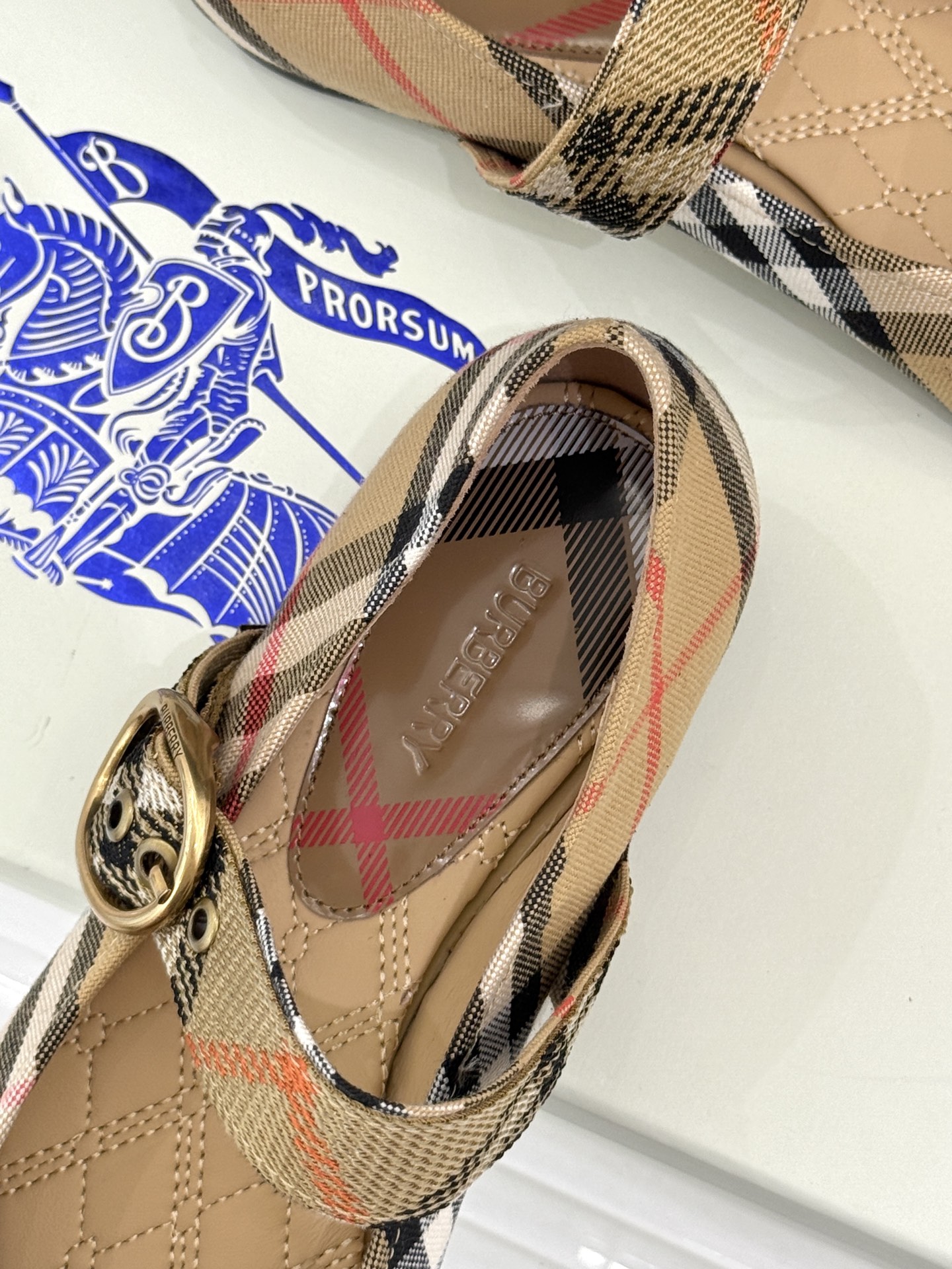 Burberry / 巴宝莉26WF新品 格纹平底芭蕾单舞鞋玛丽珍鞋 经典格纹铺陈老钱格调 芭蕾鞋型柔和衬脚 玛丽珍搭扣 Burberry / 巴宝莉26WF新品 格纹平底芭蕾单舞鞋玛丽珍鞋 经典格纹铺陈老钱格调 芭蕾鞋型柔和衬脚 玛丽珍搭扣