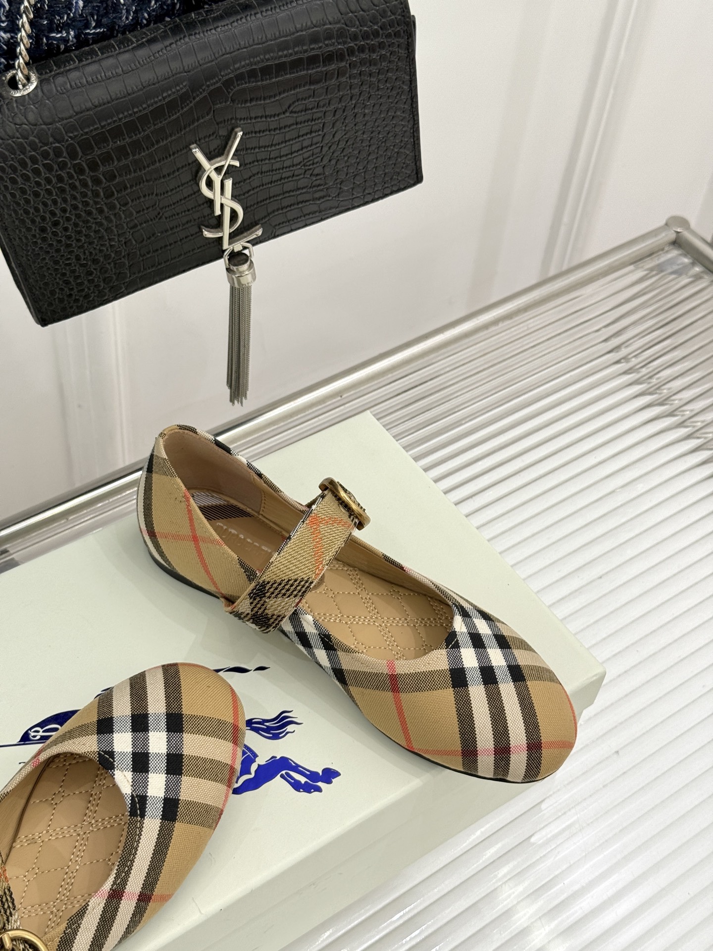 Burberry / 巴宝莉26WF新品 格纹平底芭蕾单舞鞋玛丽珍鞋 经典格纹铺陈老钱格调 芭蕾鞋型柔和衬脚 玛丽珍搭扣 Burberry / 巴宝莉26WF新品 格纹平底芭蕾单舞鞋玛丽珍鞋 经典格纹铺陈老钱格调 芭蕾鞋型柔和衬脚 玛丽珍搭扣