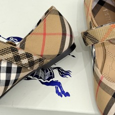 Burberry / 巴宝莉26WF新品 格纹平底芭蕾单舞鞋玛丽珍鞋 经典格纹铺陈老钱格调 芭蕾鞋型柔和衬脚 玛丽珍搭扣 Burberry / 巴宝莉26WF新品 格纹平底芭蕾单舞鞋玛丽珍鞋 经典格纹铺陈老钱格调 芭蕾鞋型柔和衬脚 玛丽珍搭扣