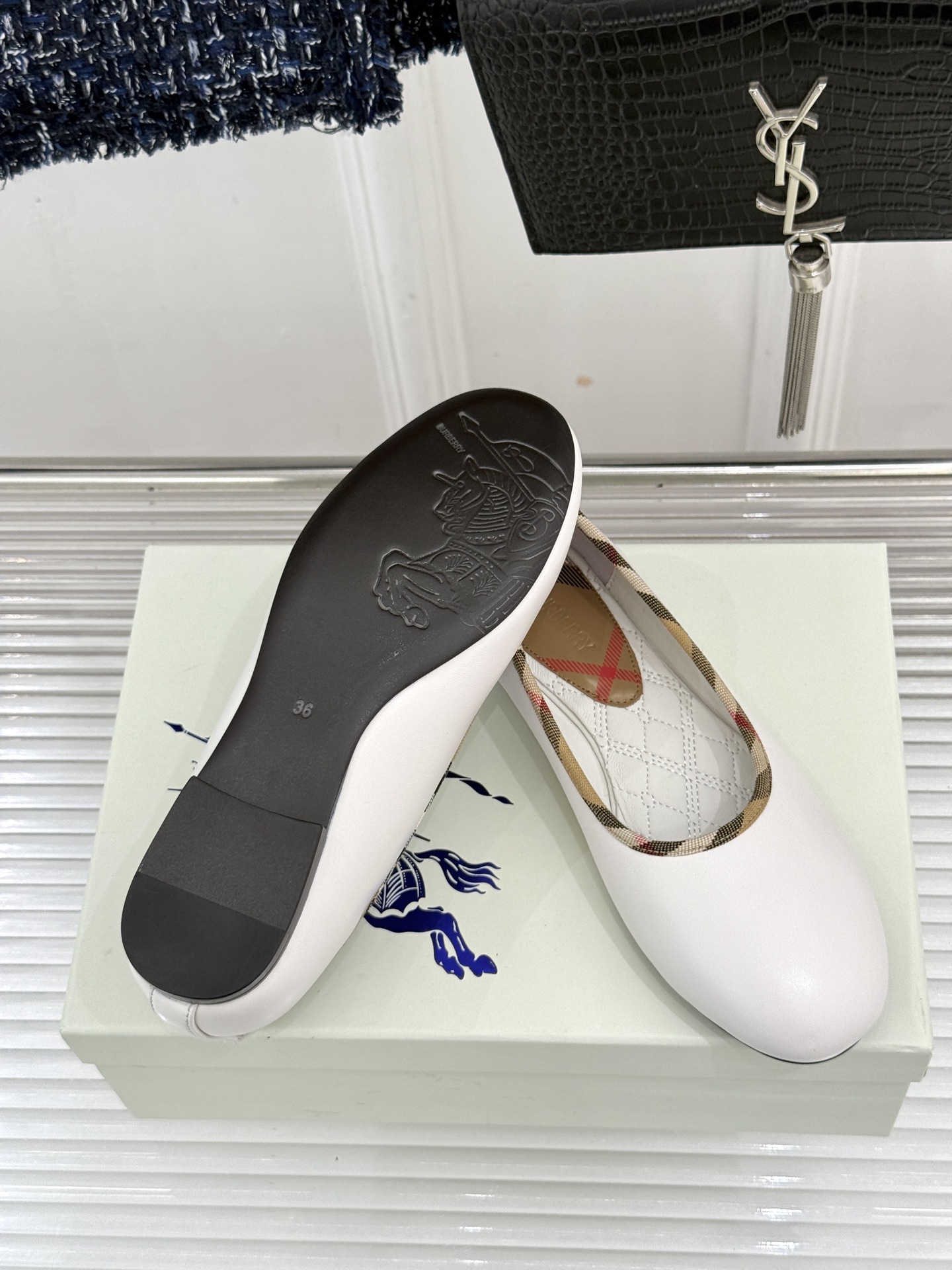 Burberry / 巴宝莉26WF新品 格纹平底芭蕾单舞鞋玛丽珍鞋 经典格纹铺陈老钱格调 芭蕾鞋型柔和衬脚 玛丽珍搭扣 Burberry / 巴宝莉26WF新品 格纹平底芭蕾单舞鞋玛丽珍鞋 经典格纹铺陈老钱格调 芭蕾鞋型柔和衬脚 玛丽珍搭扣