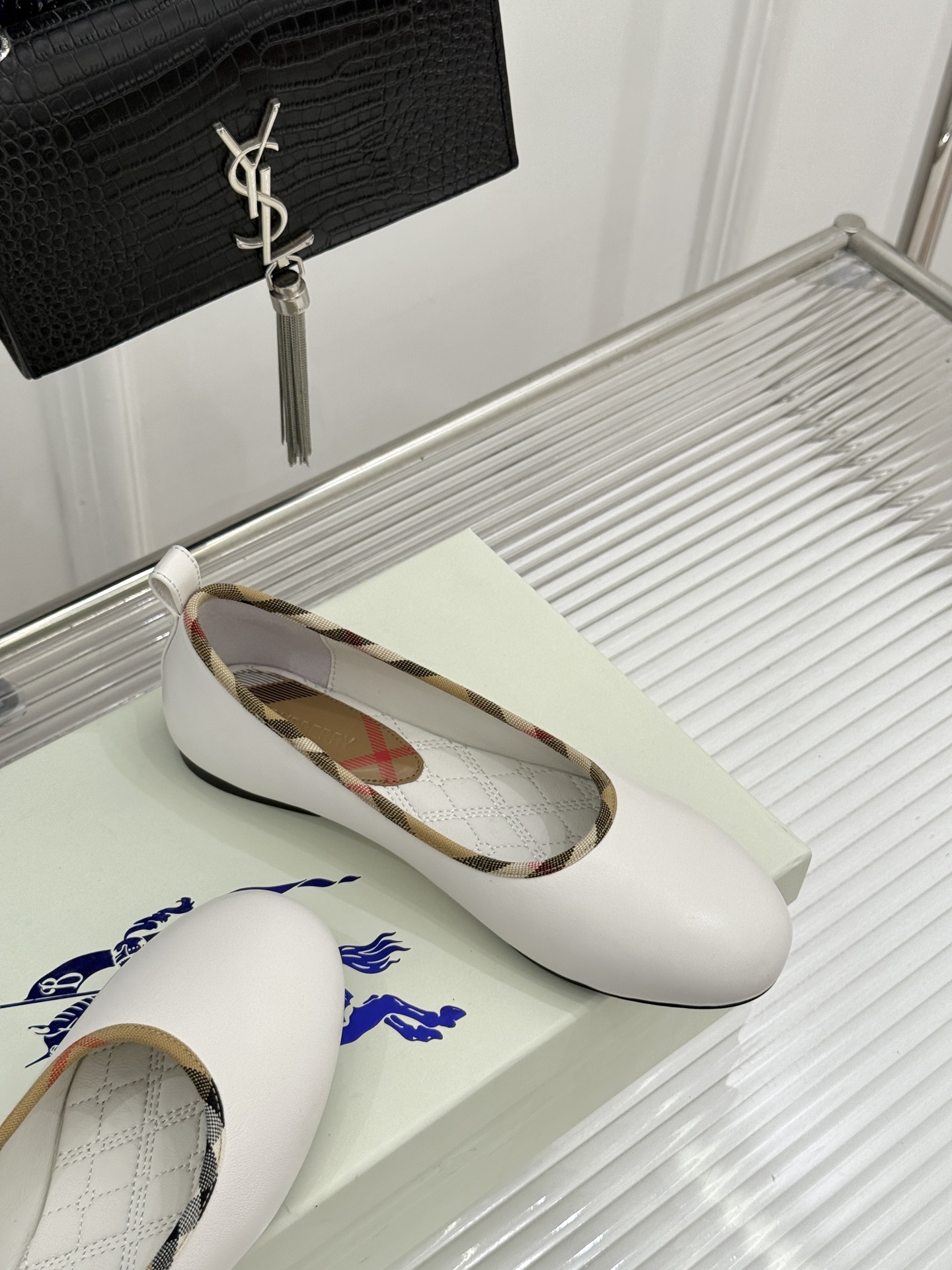 Burberry / 巴宝莉26WF新品 格纹平底芭蕾单舞鞋玛丽珍鞋 经典格纹铺陈老钱格调 芭蕾鞋型柔和衬脚 玛丽珍搭扣 Burberry / 巴宝莉26WF新品 格纹平底芭蕾单舞鞋玛丽珍鞋 经典格纹铺陈老钱格调 芭蕾鞋型柔和衬脚 玛丽珍搭扣