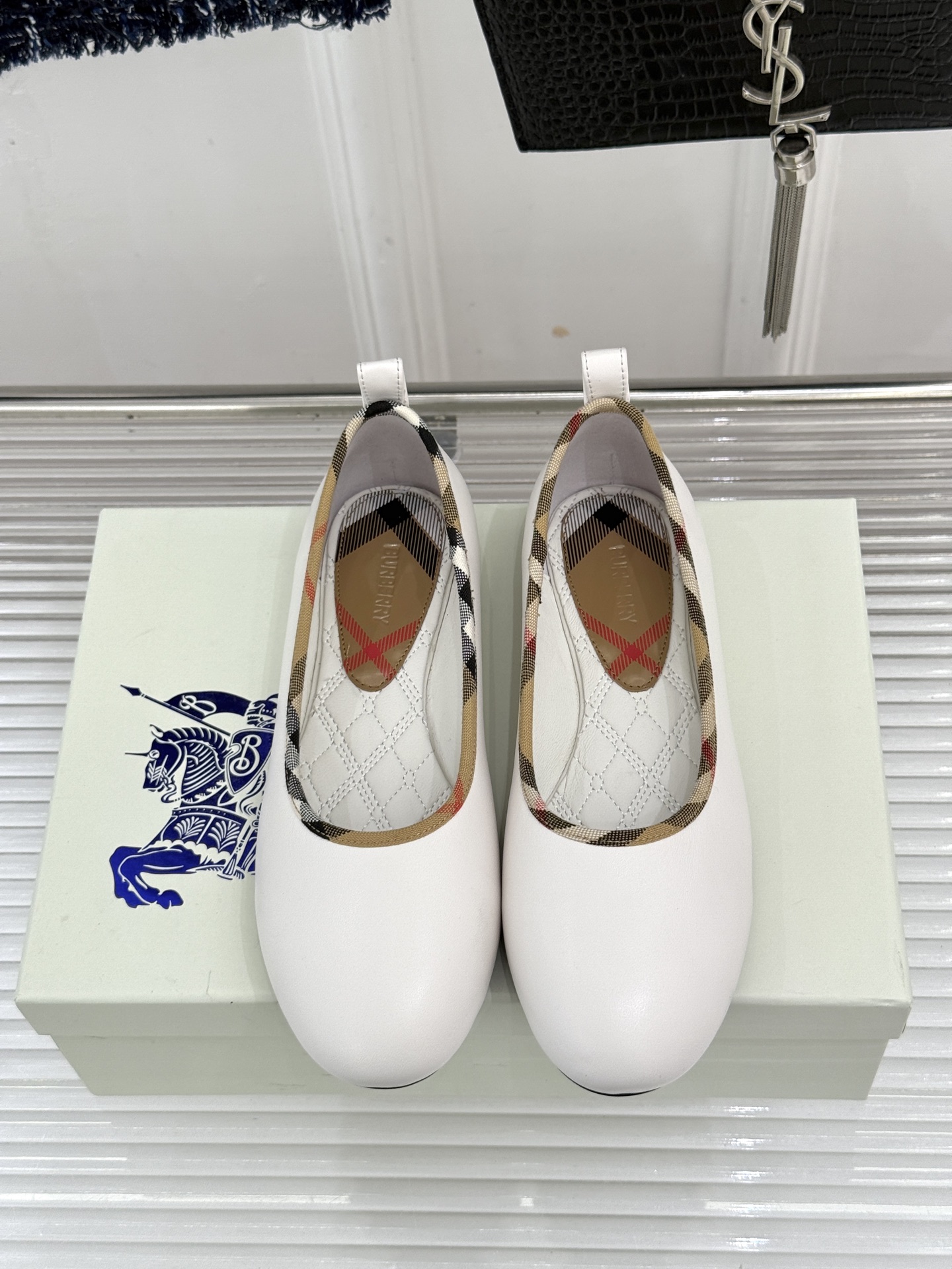 Burberry / 巴宝莉26WF新品 格纹平底芭蕾单舞鞋玛丽珍鞋 经典格纹铺陈老钱格调 芭蕾鞋型柔和衬脚 玛丽珍搭扣 Burberry / 巴宝莉26WF新品 格纹平底芭蕾单舞鞋玛丽珍鞋 经典格纹铺陈老钱格调 芭蕾鞋型柔和衬脚 玛丽珍搭扣