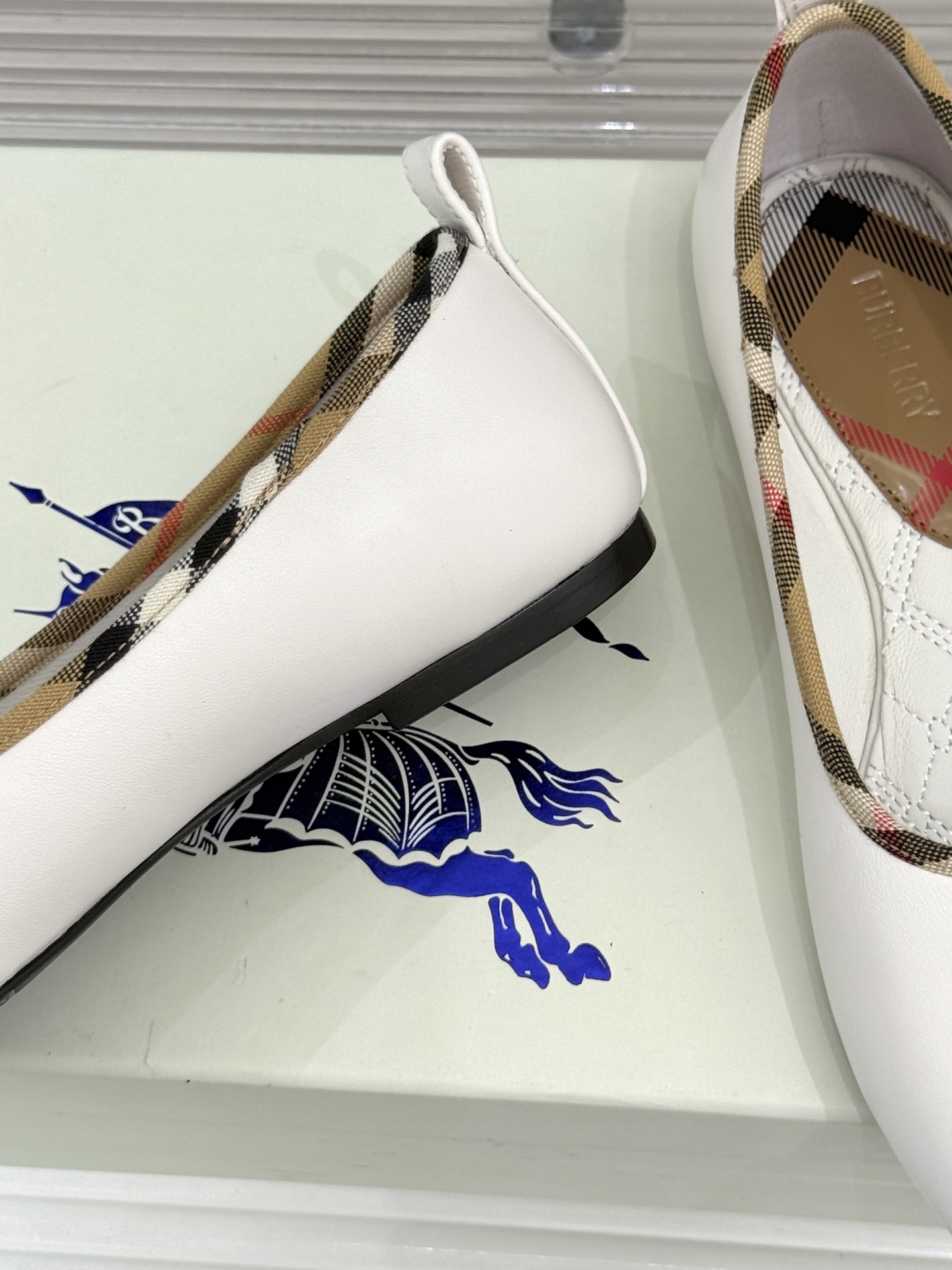 Burberry / 巴宝莉26WF新品 格纹平底芭蕾单舞鞋玛丽珍鞋 经典格纹铺陈老钱格调 芭蕾鞋型柔和衬脚 玛丽珍搭扣 Burberry / 巴宝莉26WF新品 格纹平底芭蕾单舞鞋玛丽珍鞋 经典格纹铺陈老钱格调 芭蕾鞋型柔和衬脚 玛丽珍搭扣