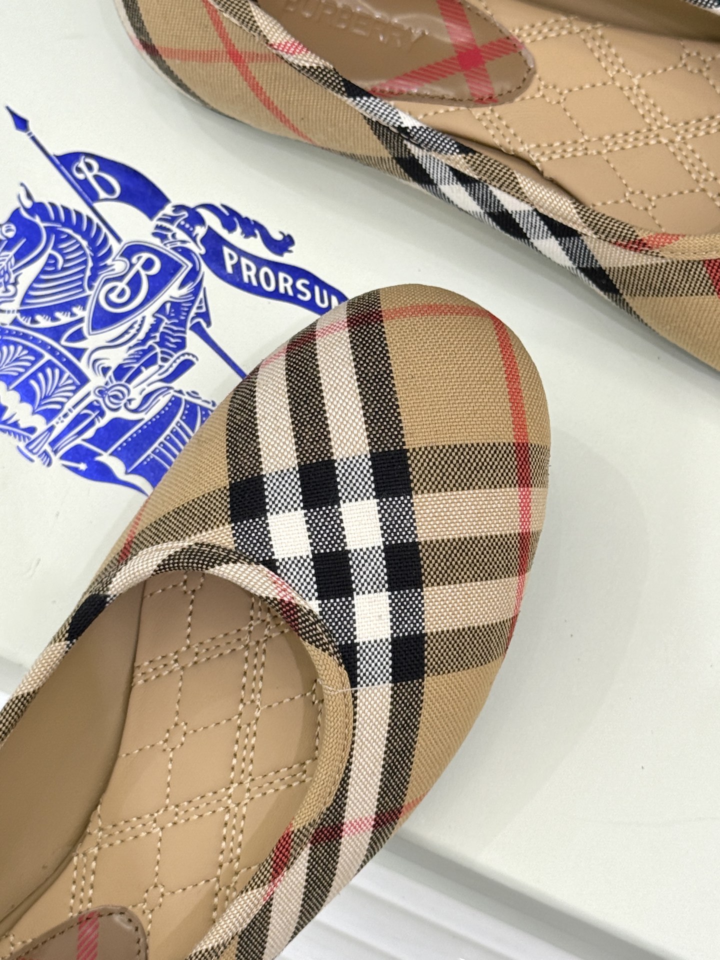 Burberry / 巴宝莉26WF新品 格纹平底芭蕾单舞鞋玛丽珍鞋 经典格纹铺陈老钱格调 芭蕾鞋型柔和衬脚 玛丽珍搭扣 Burberry / 巴宝莉26WF新品 格纹平底芭蕾单舞鞋玛丽珍鞋 经典格纹铺陈老钱格调 芭蕾鞋型柔和衬脚 玛丽珍搭扣