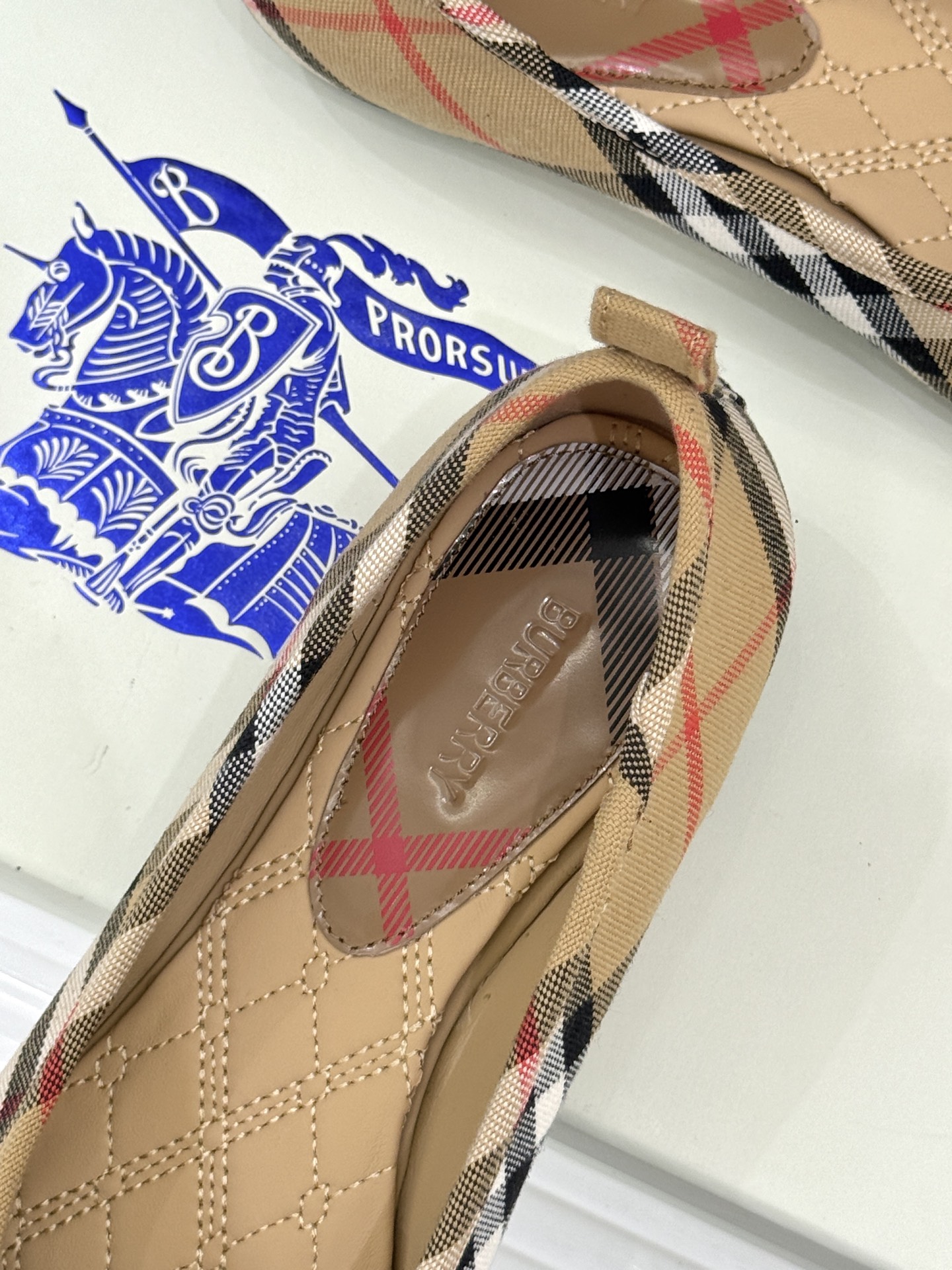 Burberry / 巴宝莉26WF新品 格纹平底芭蕾单舞鞋玛丽珍鞋 经典格纹铺陈老钱格调 芭蕾鞋型柔和衬脚 玛丽珍搭扣 Burberry / 巴宝莉26WF新品 格纹平底芭蕾单舞鞋玛丽珍鞋 经典格纹铺陈老钱格调 芭蕾鞋型柔和衬脚 玛丽珍搭扣