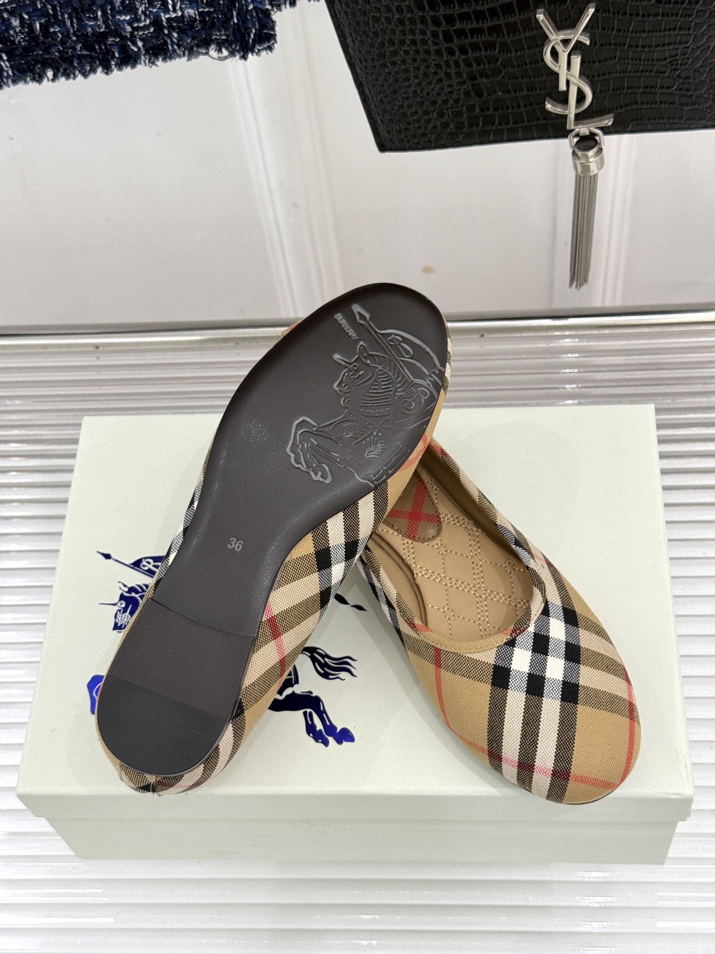 Burberry / 巴宝莉26WF新品 格纹平底芭蕾单舞鞋玛丽珍鞋 经典格纹铺陈老钱格调 芭蕾鞋型柔和衬脚 玛丽珍搭扣 Burberry / 巴宝莉26WF新品 格纹平底芭蕾单舞鞋玛丽珍鞋 经典格纹铺陈老钱格调 芭蕾鞋型柔和衬脚 玛丽珍搭扣