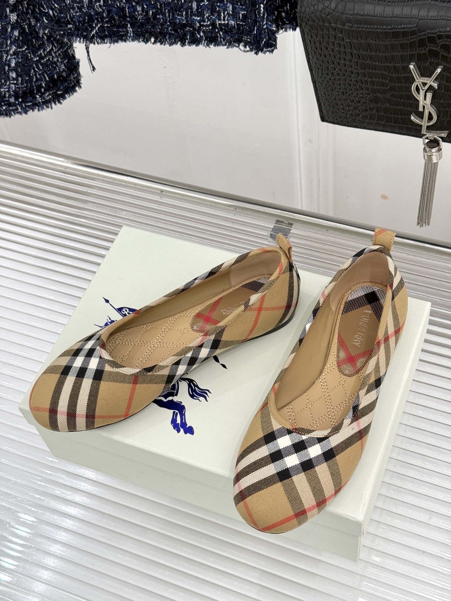 Burberry / 巴宝莉26WF新品 格纹平底芭蕾单舞鞋玛丽珍鞋 经典格纹铺陈老钱格调 芭蕾鞋型柔和衬脚 玛丽珍搭扣 Burberry / 巴宝莉26WF新品 格纹平底芭蕾单舞鞋玛丽珍鞋 经典格纹铺陈老钱格调 芭蕾鞋型柔和衬脚 玛丽珍搭扣