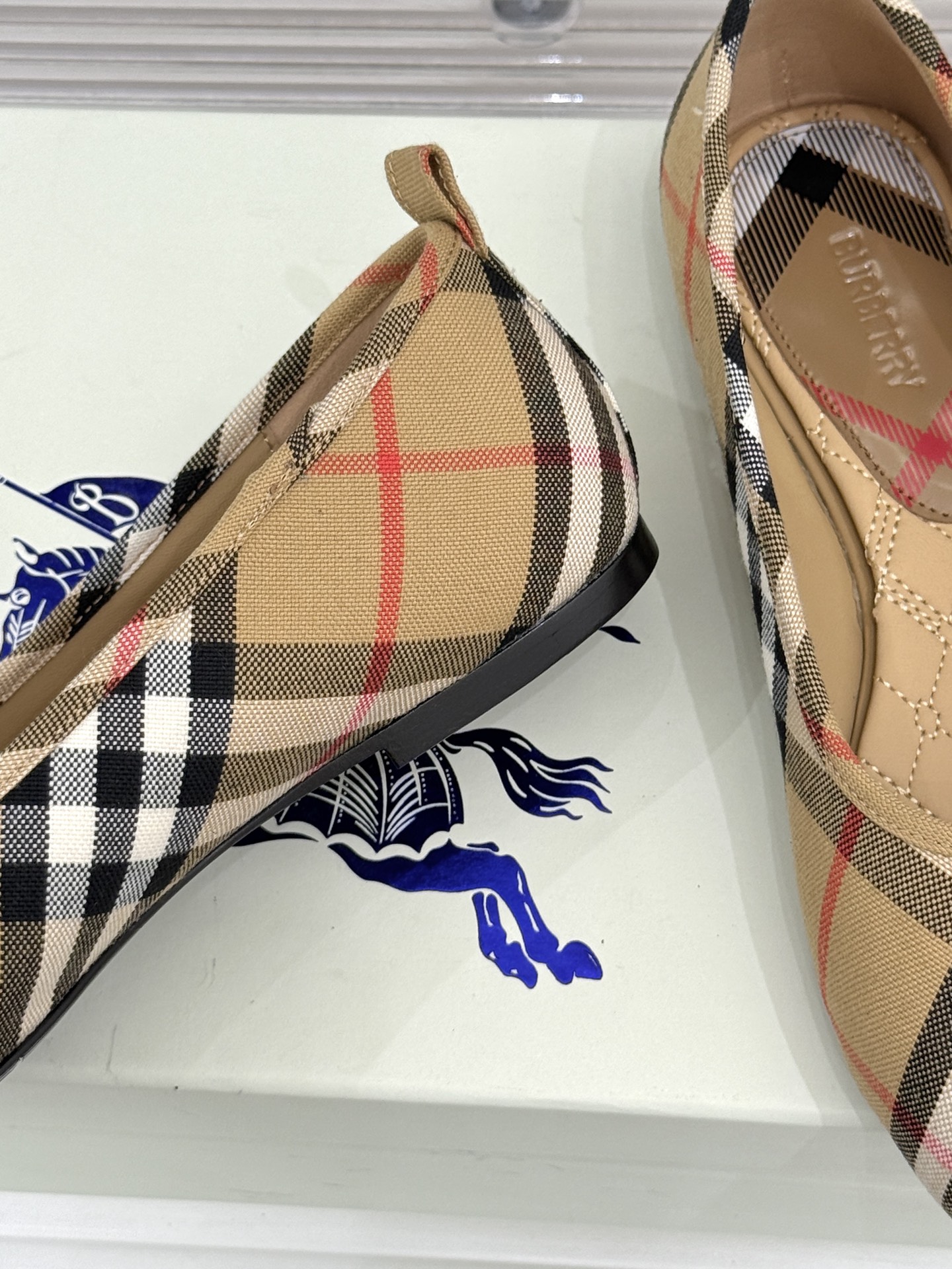 Burberry / 巴宝莉26WF新品 格纹平底芭蕾单舞鞋玛丽珍鞋 经典格纹铺陈老钱格调 芭蕾鞋型柔和衬脚 玛丽珍搭扣 Burberry / 巴宝莉26WF新品 格纹平底芭蕾单舞鞋玛丽珍鞋 经典格纹铺陈老钱格调 芭蕾鞋型柔和衬脚 玛丽珍搭扣