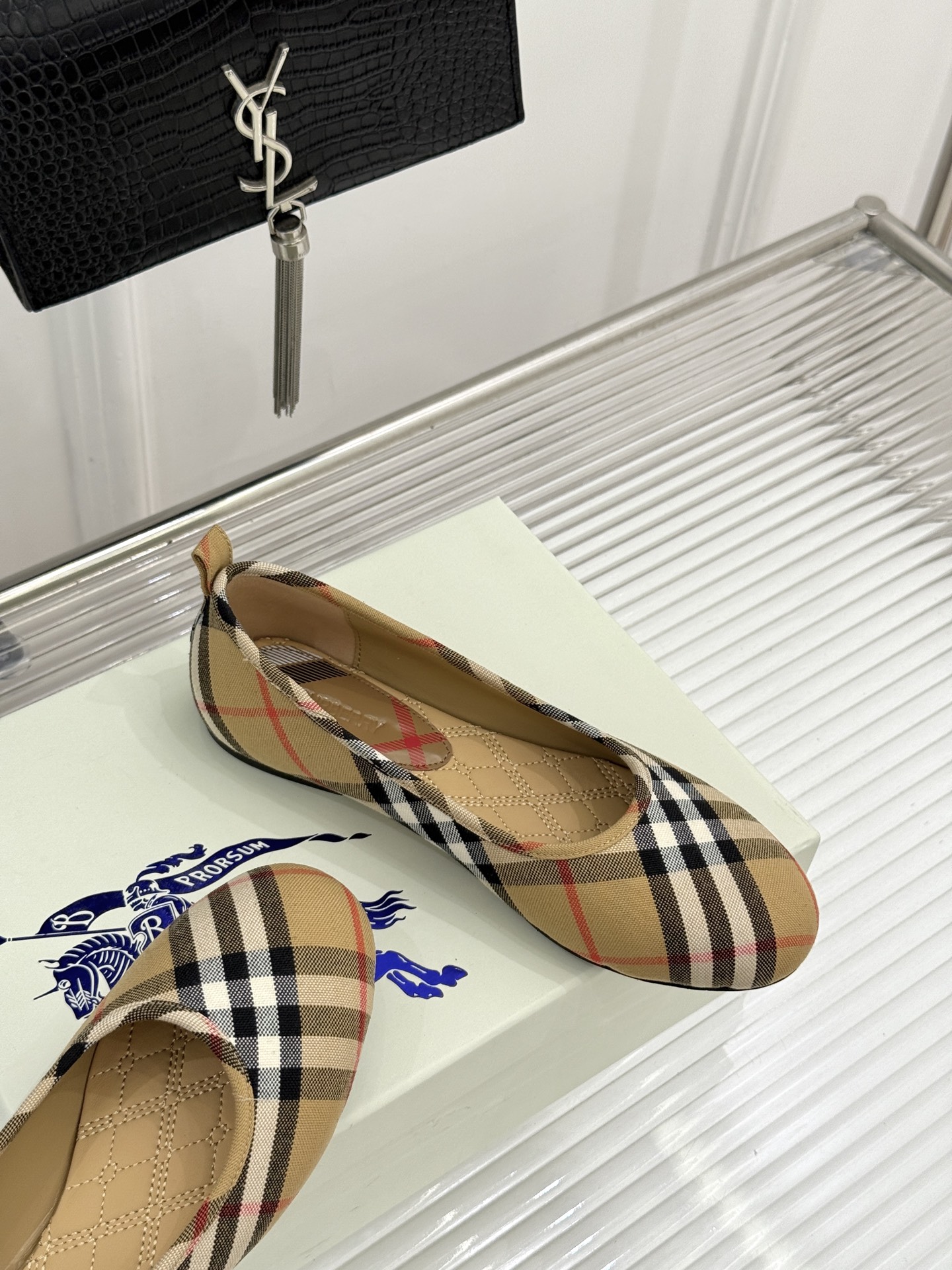 Burberry / 巴宝莉26WF新品 格纹平底芭蕾单舞鞋玛丽珍鞋 经典格纹铺陈老钱格调 芭蕾鞋型柔和衬脚 玛丽珍搭扣 Burberry / 巴宝莉26WF新品 格纹平底芭蕾单舞鞋玛丽珍鞋 经典格纹铺陈老钱格调 芭蕾鞋型柔和衬脚 玛丽珍搭扣