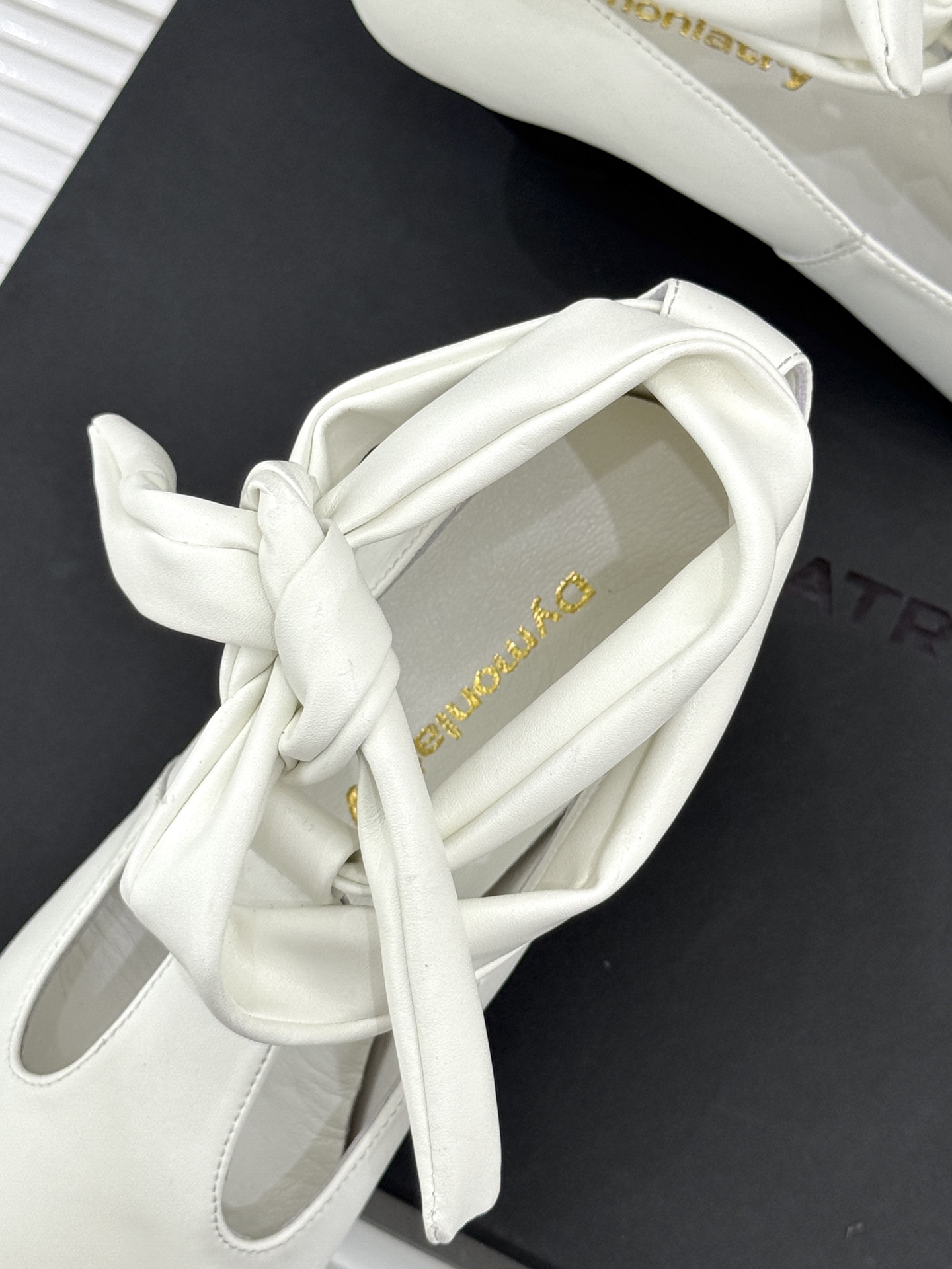 DYMONLATRY 26WF新品 拼接尖头系带西部靴短靴 拼接肌理重塑西部格调 尖头勾勒纤长腿部线条 系带设计添飒爽气