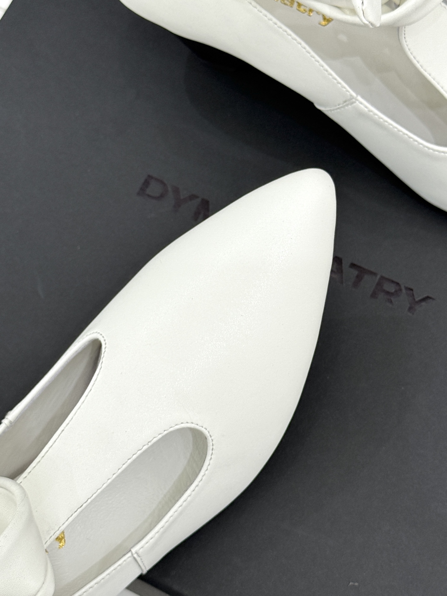 DYMONLATRY 26WF新品 拼接尖头系带西部靴短靴 拼接肌理重塑西部格调 尖头勾勒纤长腿部线条 系带设计添飒爽气