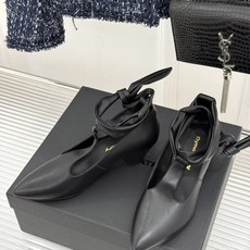 DYMONLATRY 26WF新品 拼接尖头系带西部靴短靴 拼接肌理重塑西部格调 尖头勾勒纤长腿部线条 系带设计添飒爽气 DYMONLATRY 26WF新品 拼接尖头系带西部靴短靴 拼接肌理重塑西部格调 尖头勾勒纤长腿部线条 系带设计添飒爽气