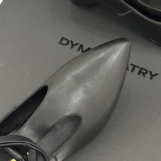 DYMONLATRY 26WF新品 拼接尖头系带西部靴短靴 拼接肌理重塑西部格调 尖头勾勒纤长腿部线条 系带设计添飒爽气 DYMONLATRY 26WF新品 拼接尖头系带西部靴短靴 拼接肌理重塑西部格调 尖头勾勒纤长腿部线条 系带设计添飒爽气