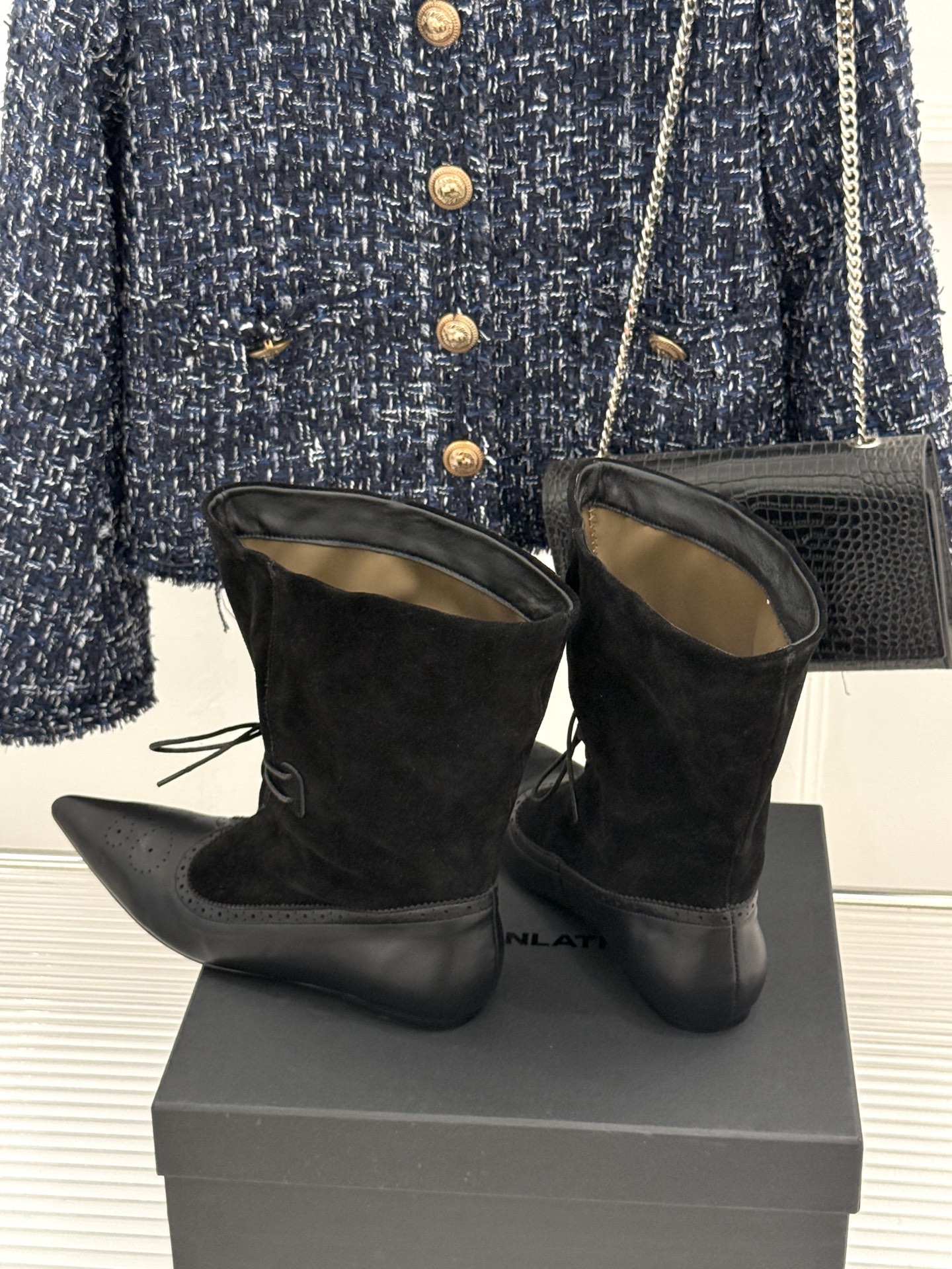 DYMONLATRY 26WF新品 拼接尖头系带西部靴短靴 拼接肌理重塑西部格调 尖头勾勒纤长腿部线条 系带设计添飒爽气 DYMONLATRY 26WF新品 拼接尖头系带西部靴短靴 拼接肌理重塑西部格调 尖头勾勒纤长腿部线条 系带设计添飒爽气