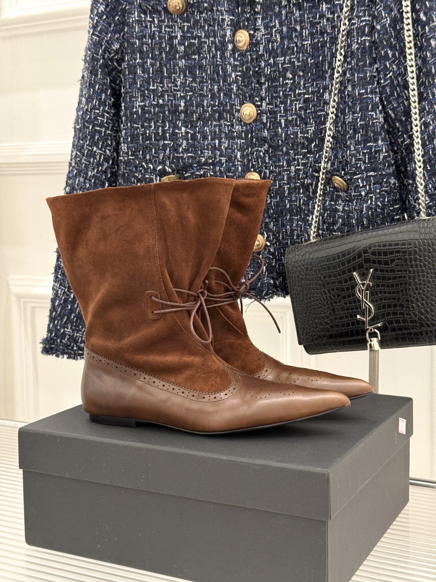 NO:957905,DYMONLATRY 26WF new product, spliced pointed toe lace-up western boots and short boots. The spliced texture reshapes the western style. The pointed toe outlines the slender leg line. The lace design adds a cool aura. The short boot version is suitable for all types of legs. Retro and wild blends with avant-garde tones. Paired with denim, it shows a casual and cool feeling. Paired with leather jackets, it can be used for daily commuting and going out. The niche design is difficult to stand out from others. It can be worn safely for a long time without feeling tired.  The treasure boots that are the highlight of autumn and winter styles. Ingenuity and craftsmanship are hidden in the details. They are a must-have boots for cool girls' shoe cabinets. They can easily control a variety of dressing styles. They have a personalized taste as they go through time. If you buy them with your eyes closed, you will definitely not step into trouble!  The upper is made of original customized leather, the inner pads are all sheepskin, the original molded custom anti-slip outsole Size35-39 (customized 40/41) No. 82520260802, boots, boots, leather jacket, sheepskin19860909DYMONLATRY 26WF新品 拼接尖头系带西部靴短靴 拼接肌理重塑西部格调 尖头勾勒纤长腿部线条 系带设计添飒爽气场 短靴版型适配各类腿型 复古野性糅合先锋调性 搭牛仔尽显随性酷感 配皮衣气场直接拉满 日常通勤出街都可驾驭 小众设计很难与人撞款 稳妥久穿也不觉累 秋冬造型点睛宝藏靴款 匠心工艺藏于细节之处 酷女孩鞋柜必备神靴 轻松驾驭多元穿搭风格 越穿越有个性味道 闭眼入手绝对不会踩雷！ 鞋面采用原版定制皮料 内里垫脚均为羊皮 原版开模定制防滑大底 Size35-39（40/41定制） 编号82520260802,靴子,boots,leather jacket,sheepskin,Women's Shoes