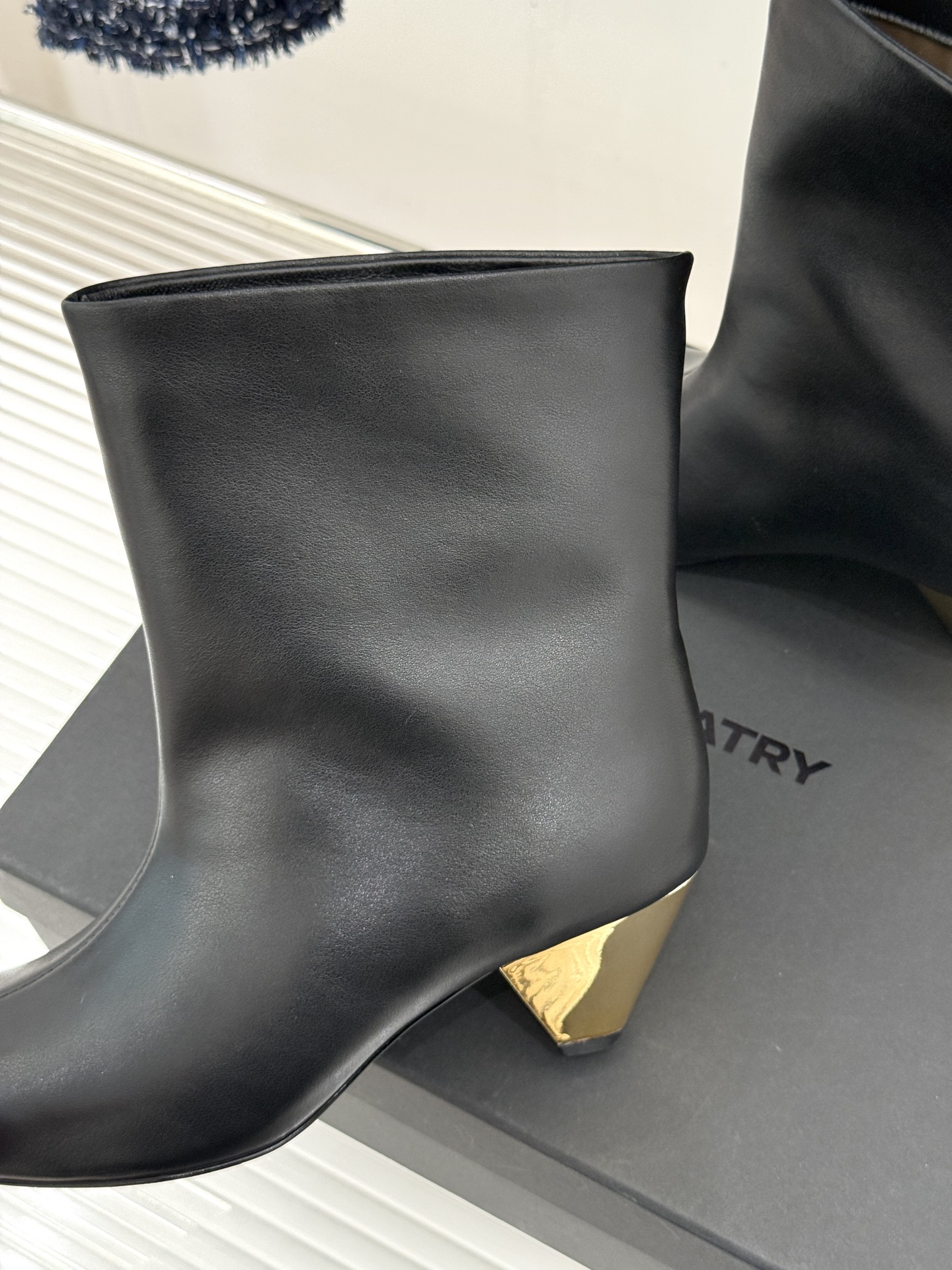 DYMONLATRY 26WF新品 褶皱金属粗锥形跟堆堆靴 DYMONLATRY 26WF秋冬新作 褶皱肌理勾勒随性腔调 DYMONLATRY 26WF新品 褶皱金属粗锥形跟堆堆靴 DYMONLATRY 26WF秋冬新作 褶皱肌理勾勒随性腔调
