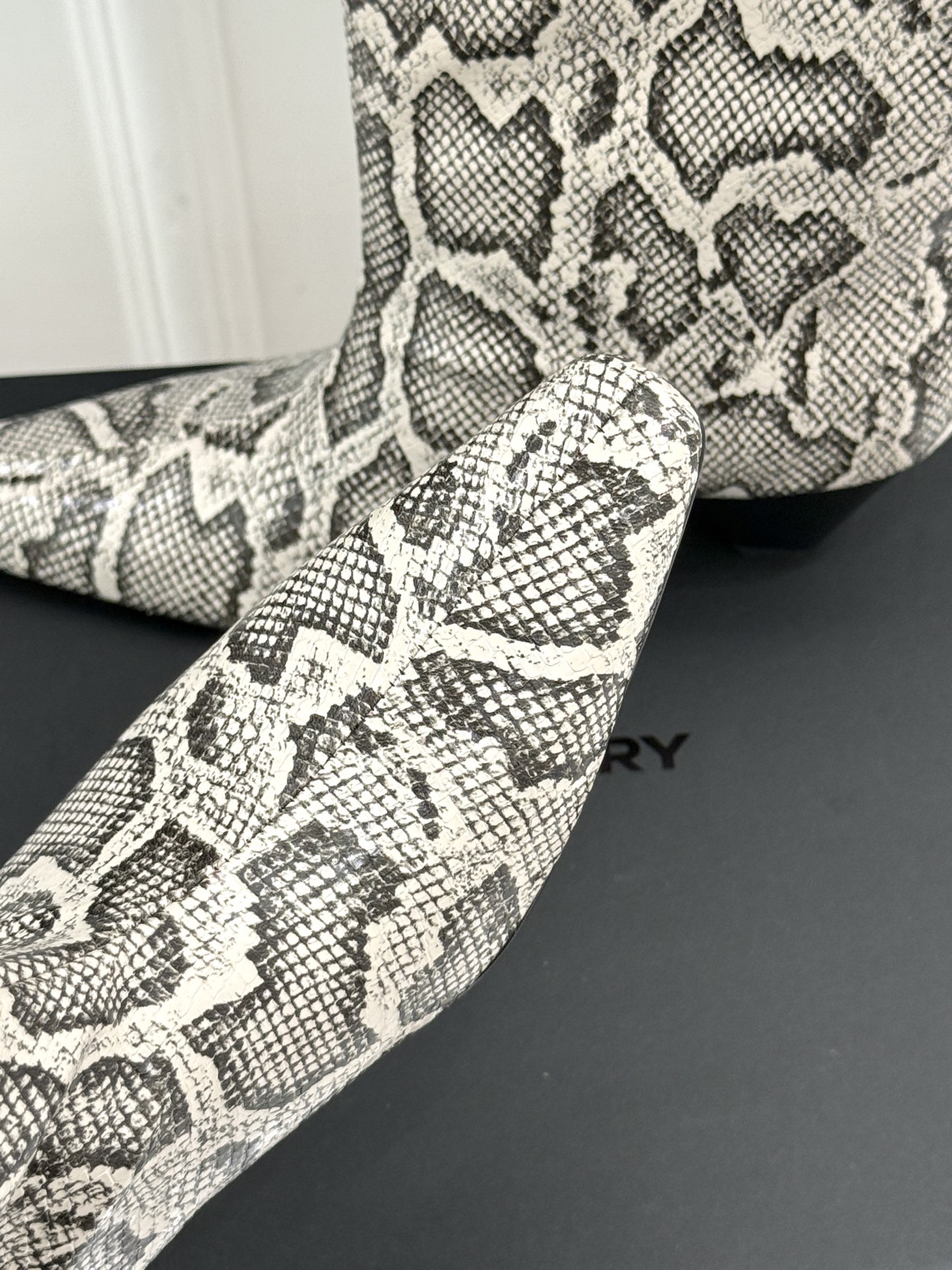DYMONLATRY 26WF新品 褶皱金属粗锥形跟堆堆靴 DYMONLATRY 26WF秋冬新作 褶皱肌理勾勒随性腔调 DYMONLATRY 26WF新品 褶皱金属粗锥形跟堆堆靴 DYMONLATRY 26WF秋冬新作 褶皱肌理勾勒随性腔调