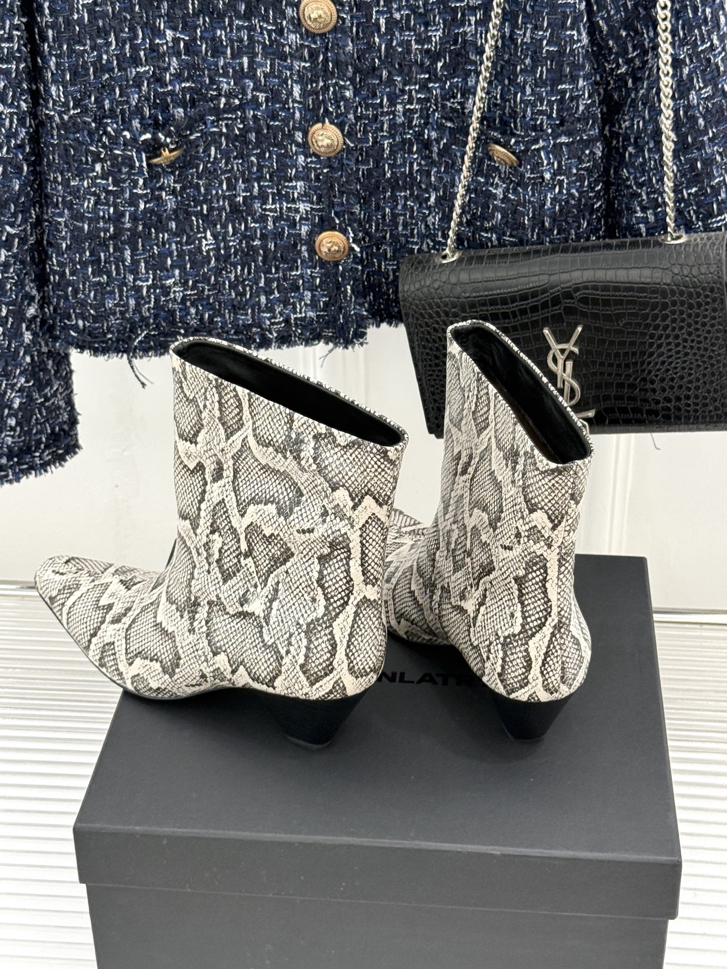 DYMONLATRY 26WF新品 褶皱金属粗锥形跟堆堆靴 DYMONLATRY 26WF秋冬新作 褶皱肌理勾勒随性腔调 DYMONLATRY 26WF新品 褶皱金属粗锥形跟堆堆靴 DYMONLATRY 26WF秋冬新作 褶皱肌理勾勒随性腔调
