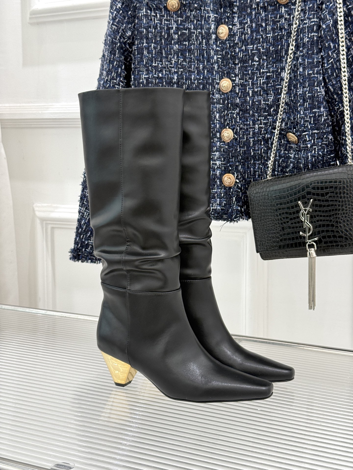 NO:957913,Short boots Long boots DYMONLATRY 26WF new product Pleated metal thick tapered heel pile boots DYMONLATRY 26WF new autumn and winter work The pleated texture outlines a casual tone The metal tapered heel is cold and has its own aura The piled boot shape is lazy and hidden edge The pioneering dark color is full of recognition The choice of cowhide leather is exquisite and high-end The upper foot shows the slender leg line in seconds  Pair it with a leather jacket to instantly transform into a cool and dashing heroine. Pair it with denim for a casual yet stylish look. Suitable for daily outings and commuting. Niche design is not easy to clash with. It is stable and wearable for a long time. A treasured style that is the highlight of autumn and winter styles. Big-name craftsmanship is hidden in the details. A must-have boot for cool girls' shoe cabinets. It is easy to control multiple dressing styles. It has a unique personality as you travel more and more. Buy it with your eyes closed and you will never step on the wrong side!  The upper is made of original customized leather, the inner pads are all sheepskin, the original molded custom anti-slip outsole Size35-39 (customized 40/41) No. 82520260802, boots, boots, leather jacket, cowhide, sheepskin19860909短靴 长靴 DYMONLATRY 26WF新品 褶皱金属粗锥形跟堆堆靴 DYMONLATRY 26WF秋冬新作 褶皱肌理勾勒随性腔调 金属锥跟冷冽自带气场 堆堆靴型慵懒藏锋芒 先锋暗黑辨识度拉满 甄选牛皮质感细腻高级 上脚秒显修长腿部线条 搭皮衣秒变酷飒女主 配牛仔随性又有态度 日常出街通勤都适配 小众设计不易撞款 行走稳妥久穿不累 秋冬造型点睛宝藏款 大牌工艺藏于细节处 酷女孩鞋柜必入神靴 轻松驾驭多元穿搭风格 越穿越有专属个性味道 闭眼入手绝对不踩雷！ 鞋面采用原版定制皮料 内里垫脚均为羊皮 原版开模定制防滑大底 Size35-39（40/41定制） 编号82520260802,靴子,boots,leather jacket,cowhide,sheepskin,Women's Shoes