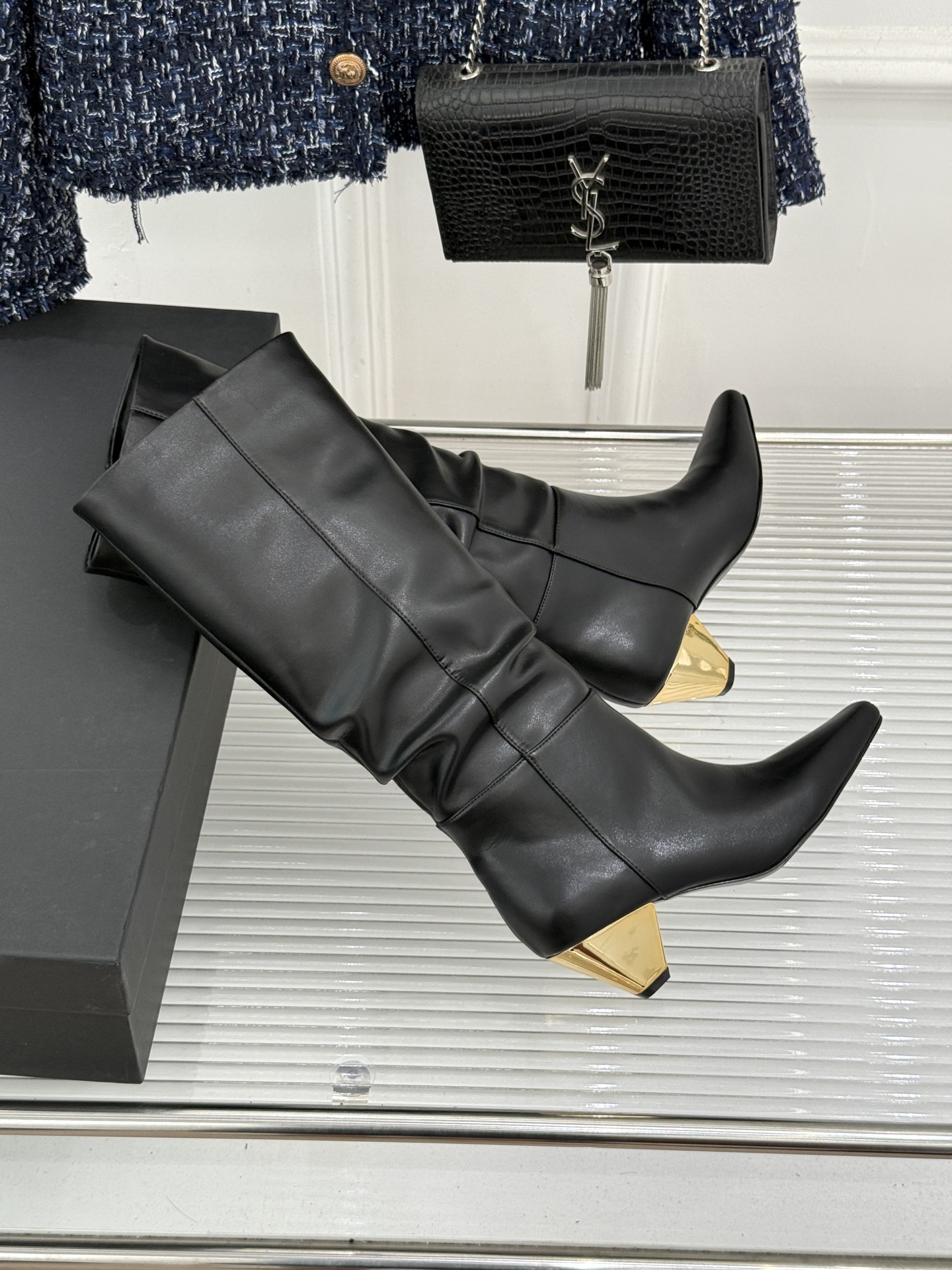 DYMONLATRY 26WF新品 褶皱金属粗锥形跟堆堆靴 DYMONLATRY 26WF秋冬新作 褶皱肌理勾勒随性腔调 DYMONLATRY 26WF新品 褶皱金属粗锥形跟堆堆靴 DYMONLATRY 26WF秋冬新作 褶皱肌理勾勒随性腔调