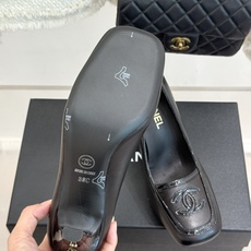 CHANE*|小香26B新品双C 拼色复古方头粗跟高跟鞋 双C徽标尽显精致质感 复古圆头柔化脚型线条 粗跟稳妥好走不累脚 CHANE*|小香26B新品双C 拼色复古方头粗跟高跟鞋 双C徽标尽显精致质感 复古圆头柔化脚型线条 粗跟稳妥好走不累脚