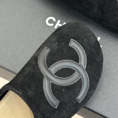 CHANE*|小香经典大双C 包头勃肯半拖拖鞋 绒面包头氤氲慵懒调性 厚底隐形修饰腿型比例 上脚轻盈无负担 经典双C标识 CHANE*|小香经典大双C 包头勃肯半拖拖鞋 绒面包头氤氲慵懒调性 厚底隐形修饰腿型比例 上脚轻盈无负担 经典双C标识