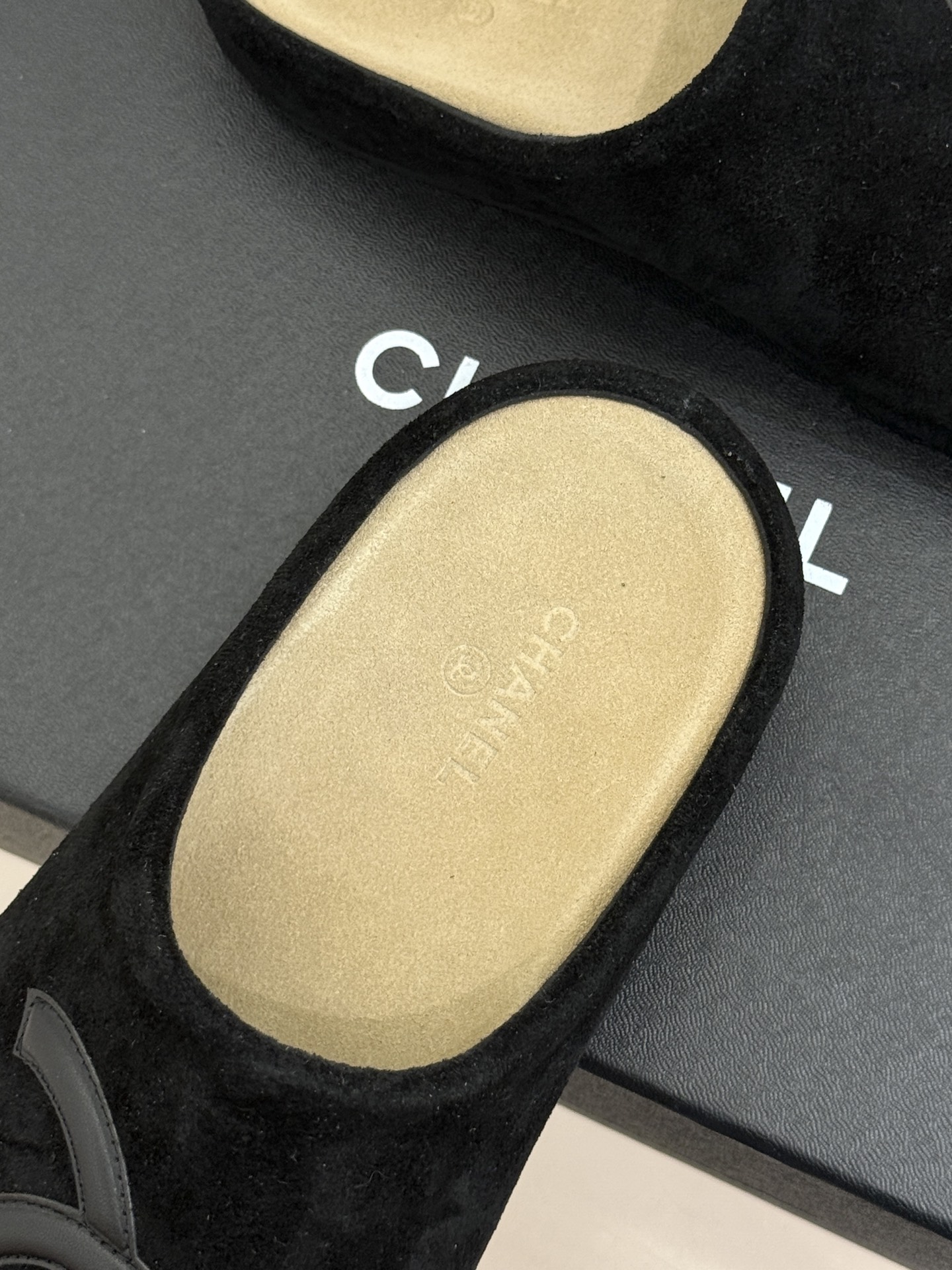 CHANE*|小香经典大双C 包头勃肯半拖拖鞋 绒面包头氤氲慵懒调性 厚底隐形修饰腿型比例 上脚轻盈无负担 经典双C标识 CHANE*|小香经典大双C 包头勃肯半拖拖鞋 绒面包头氤氲慵懒调性 厚底隐形修饰腿型比例 上脚轻盈无负担 经典双C标识