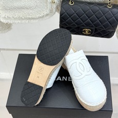 CHANE* |小香经典金属双C 包头麻绳实木厚底渔夫拖鞋 金属双C镌刻品牌标识 经典菱格纹细腻高级 实木包头蕴藉复古调 CHANE* |小香经典金属双C 包头麻绳实木厚底渔夫拖鞋 金属双C镌刻品牌标识 经典菱格纹细腻高级 实木包头蕴藉复古调