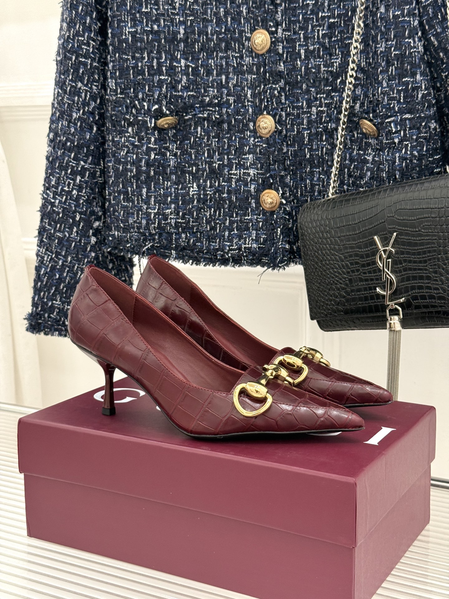 NO:957870,Crocodile pattern 10 Gucci/Gucci 26WF new horsebit Boulevard series pointed toe high-heeled shoes. The archival horsebit embodies the sharpness of the classic Boulevard series. Vegetable-tanned leather is paved with high-end texture. The neat pointed toe extends the leg line. Stiletto heels support the strong aura. Italian craftsmanship is concentrated in every detail. Commuting suits are suitable for straightforward styles. Paired with skirts, they exude a soft and sassy atmosphere. Low-key and highly recognizable. The old-money style atmosphere directly fills the air. A treasured item that is the highlight of the autumn and winter shoe cabinet. It is durable and wearable without fear of changing trends. It is difficult to compete with niche and high-end styles. It instantly improves the overall quality of your outfit. It is comfortable and comfortable to wear for a long time without getting tired. It can be easily controlled in various styles. Those who know the industry prefer this low-key luxury brand classic style that you can wear with your eyes closed! The fabric is made of original customized leather. The lining and toes are all made of sheepskin. The heel height is 8.5cm. The genuine leather outsole imported from Italy is size 35-39 (customized on 40/41/42). No. 89120260804, high-heeled shoes, gucci, gucci, high heels, skirts, business suit, sheepskin, Leather soles19860909鳄鱼纹10 Gucci/古驰26WF新品马衔扣 Boulevard系列尖头高跟鞋 典藏马衔扣蕴藉经典 Boulevard系列锐感登场 植鞣皮革铺陈高级质感 利落尖头延伸腿部线条 细高跟撑起凌厉气场 意式匠心凝于每处细节 通勤西装适配率性风格 搭配半裙漫溢柔飒氛围 低调自带超高辨识度 老钱风氛围感直接拉满 秋冬鞋柜点睛宝藏单品 耐看实穿无惧潮流更迭 小众高级很难与人撞款 上脚秒提穿搭整体档次 舒适脚感久穿也不累 多元风格都能轻松驾驭 懂行的人偏爱这份低调 闭眼入的奢牌经典款！ 面料采用原版定制皮料 内里踮脚均为羊皮 跟高8.5cm 意大利进口真皮大底 size35-39（40/41/42定制） 编号89120260804,高跟鞋单鞋,gucci,gucci,high heels,skirts,business suit,sheepskin,Leather soles,Women's Shoes