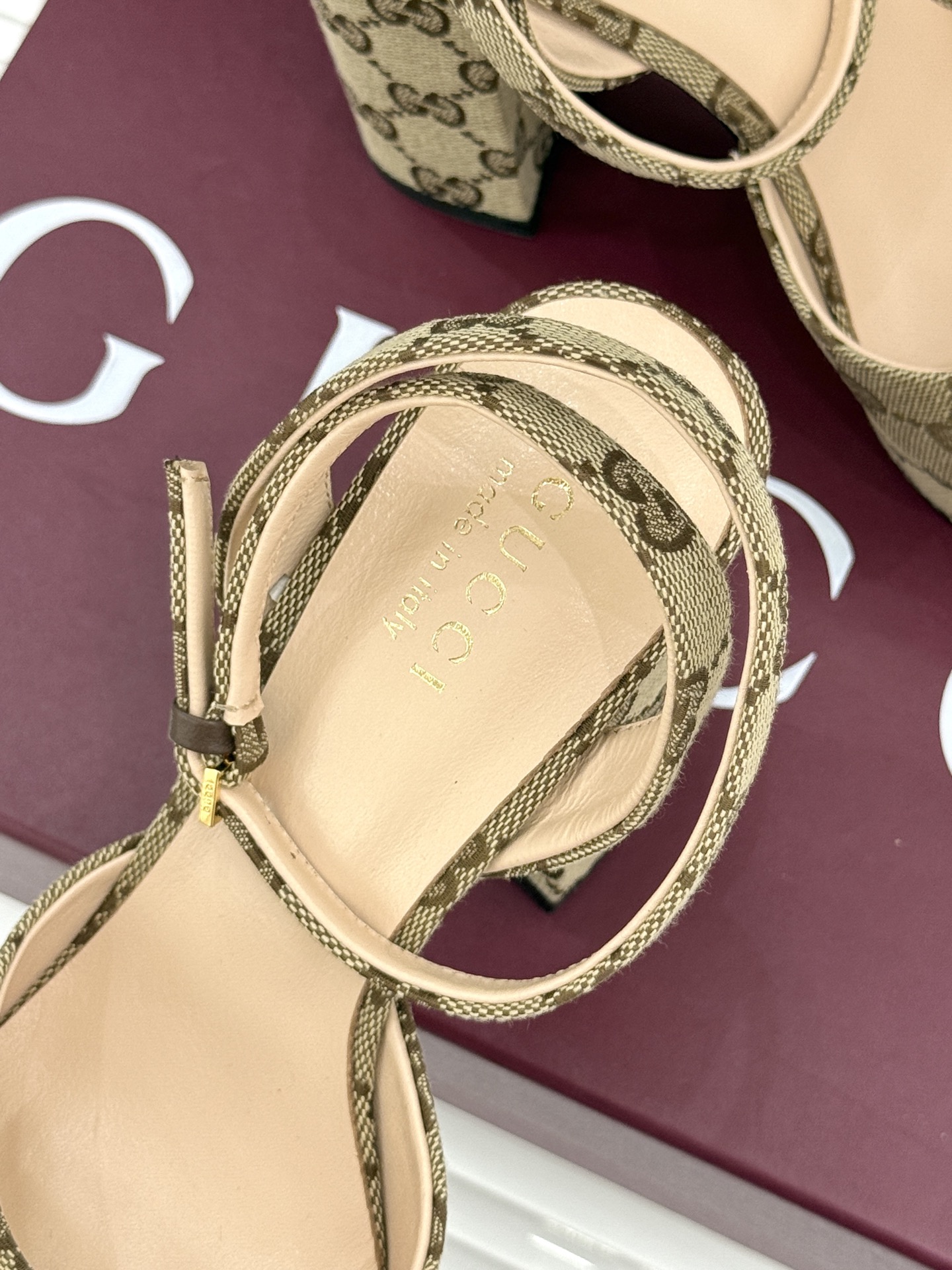 Gucci/古驰26WF新品马衔扣 鱼嘴防水台细跟高跟凉鞋 演绎复古奢华与现代气场的融合之作。 标志性金属马衔扣点缀鱼嘴
