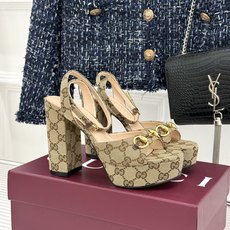 Gucci/古驰26WF新品马衔扣 鱼嘴防水台细跟高跟凉鞋 演绎复古奢华与现代气场的融合之作。 标志性金属马衔扣点缀鱼嘴 Gucci/古驰26WF新品马衔扣 鱼嘴防水台细跟高跟凉鞋 演绎复古奢华与现代气场的融合之作。 标志性金属马衔扣点缀鱼嘴