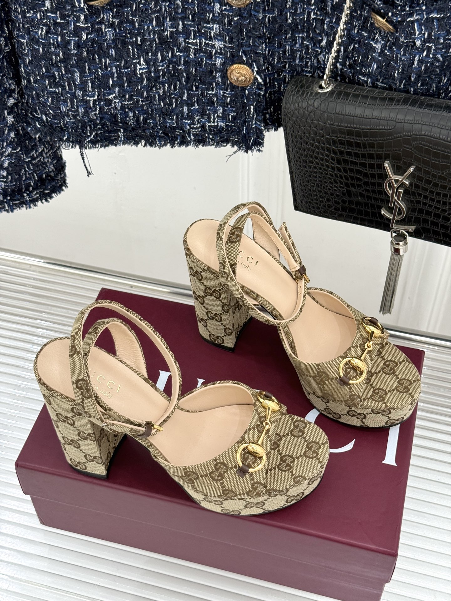 Gucci/古驰26WF新品马衔扣 鱼嘴防水台细跟高跟凉鞋 演绎复古奢华与现代气场的融合之作。 标志性金属马衔扣点缀鱼嘴