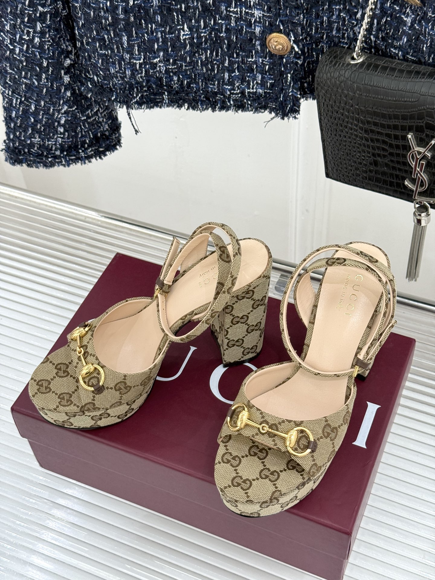 Gucci/古驰26WF新品马衔扣 鱼嘴防水台细跟高跟凉鞋 演绎复古奢华与现代气场的融合之作。 标志性金属马衔扣点缀鱼嘴