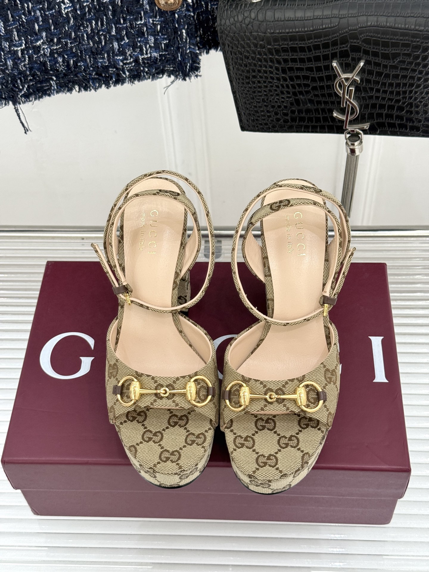 Gucci/古驰26WF新品马衔扣 鱼嘴防水台细跟高跟凉鞋 演绎复古奢华与现代气场的融合之作。 标志性金属马衔扣点缀鱼嘴