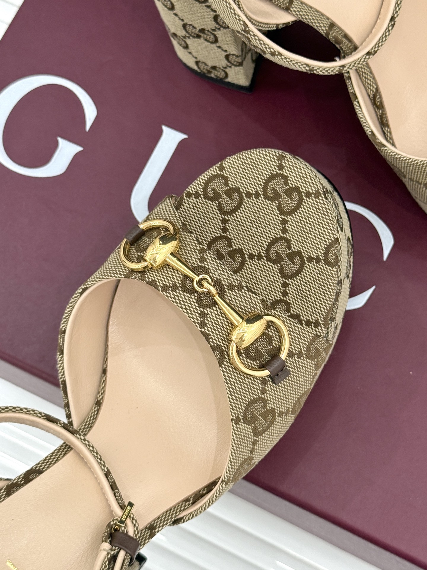 Gucci/古驰26WF新品马衔扣 鱼嘴防水台细跟高跟凉鞋 演绎复古奢华与现代气场的融合之作。 标志性金属马衔扣点缀鱼嘴
