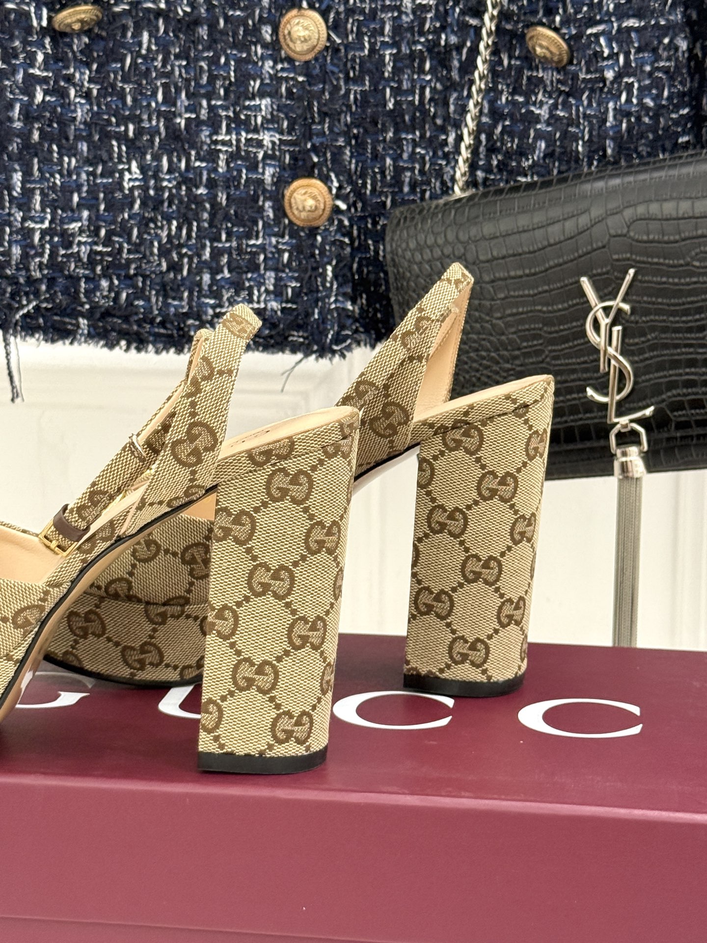 Gucci/古驰26WF新品马衔扣 鱼嘴防水台细跟高跟凉鞋 演绎复古奢华与现代气场的融合之作。 标志性金属马衔扣点缀鱼嘴