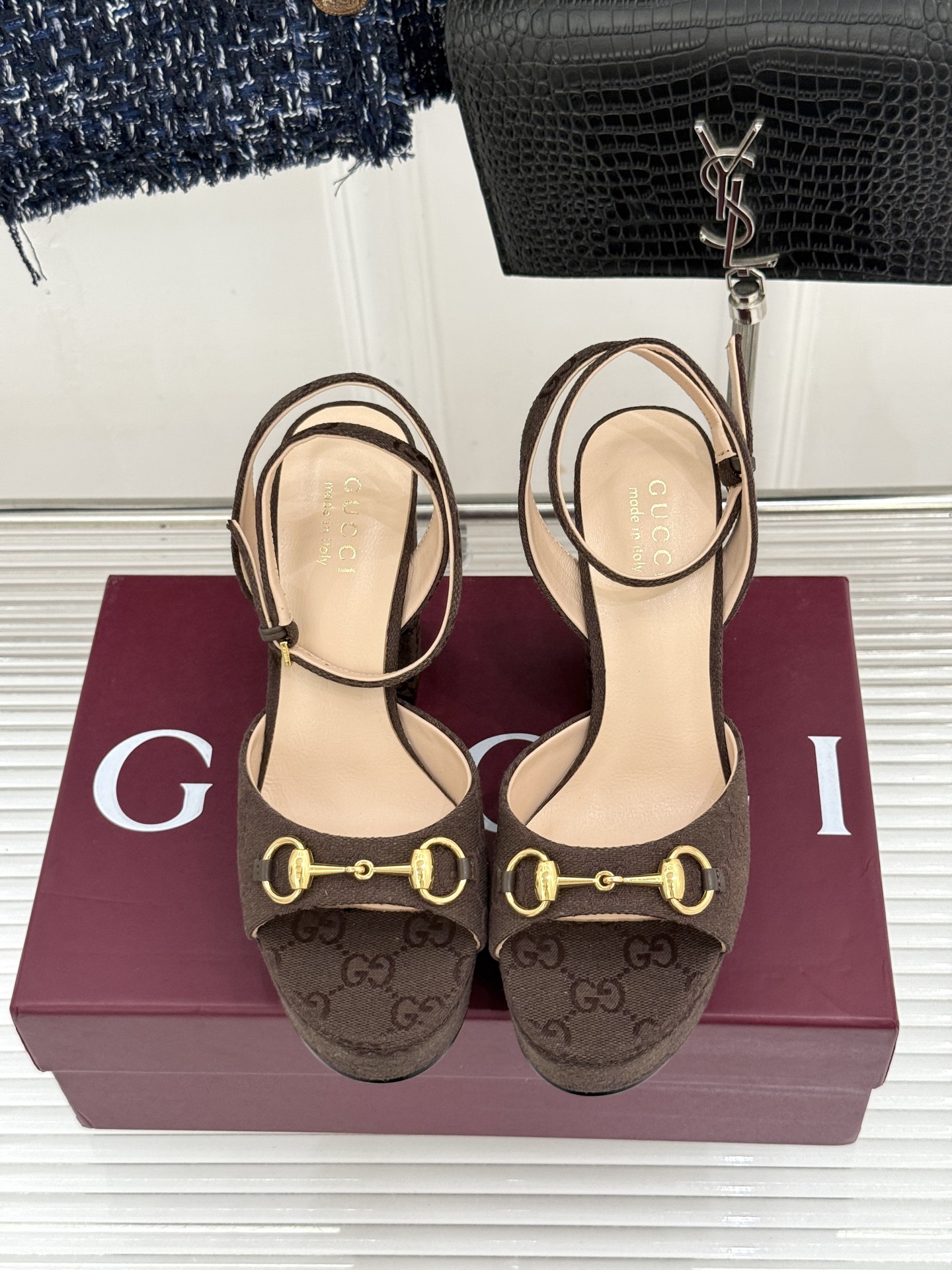 Gucci/古驰26WF新品马衔扣 鱼嘴防水台细跟高跟凉鞋 演绎复古奢华与现代气场的融合之作。 标志性金属马衔扣点缀鱼嘴 Gucci/古驰26WF新品马衔扣 鱼嘴防水台细跟高跟凉鞋 演绎复古奢华与现代气场的融合之作。 标志性金属马衔扣点缀鱼嘴