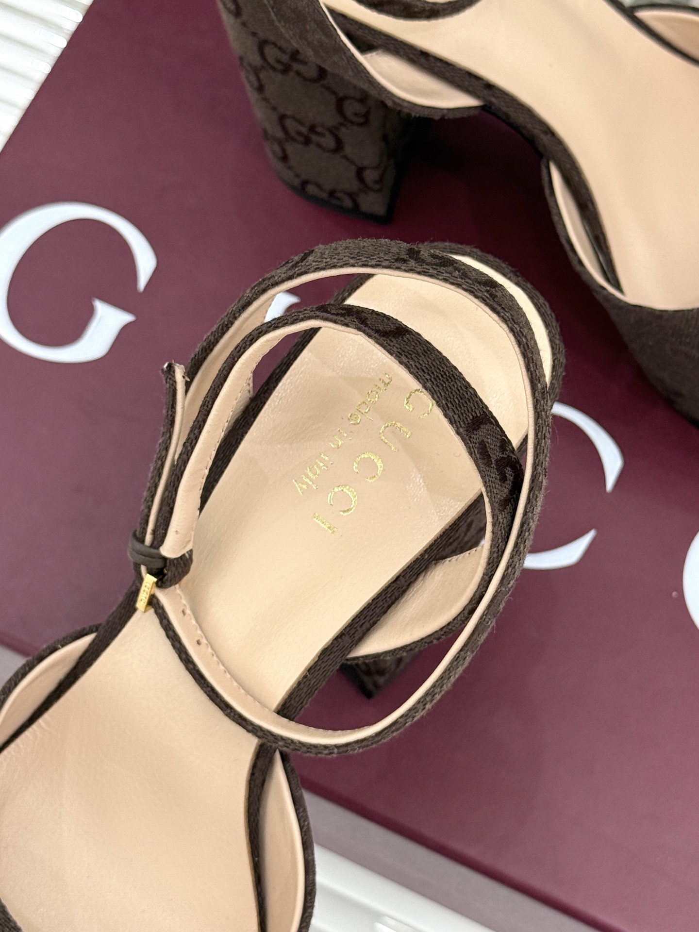 Gucci/古驰26WF新品马衔扣 鱼嘴防水台细跟高跟凉鞋 演绎复古奢华与现代气场的融合之作。 标志性金属马衔扣点缀鱼嘴 Gucci/古驰26WF新品马衔扣 鱼嘴防水台细跟高跟凉鞋 演绎复古奢华与现代气场的融合之作。 标志性金属马衔扣点缀鱼嘴