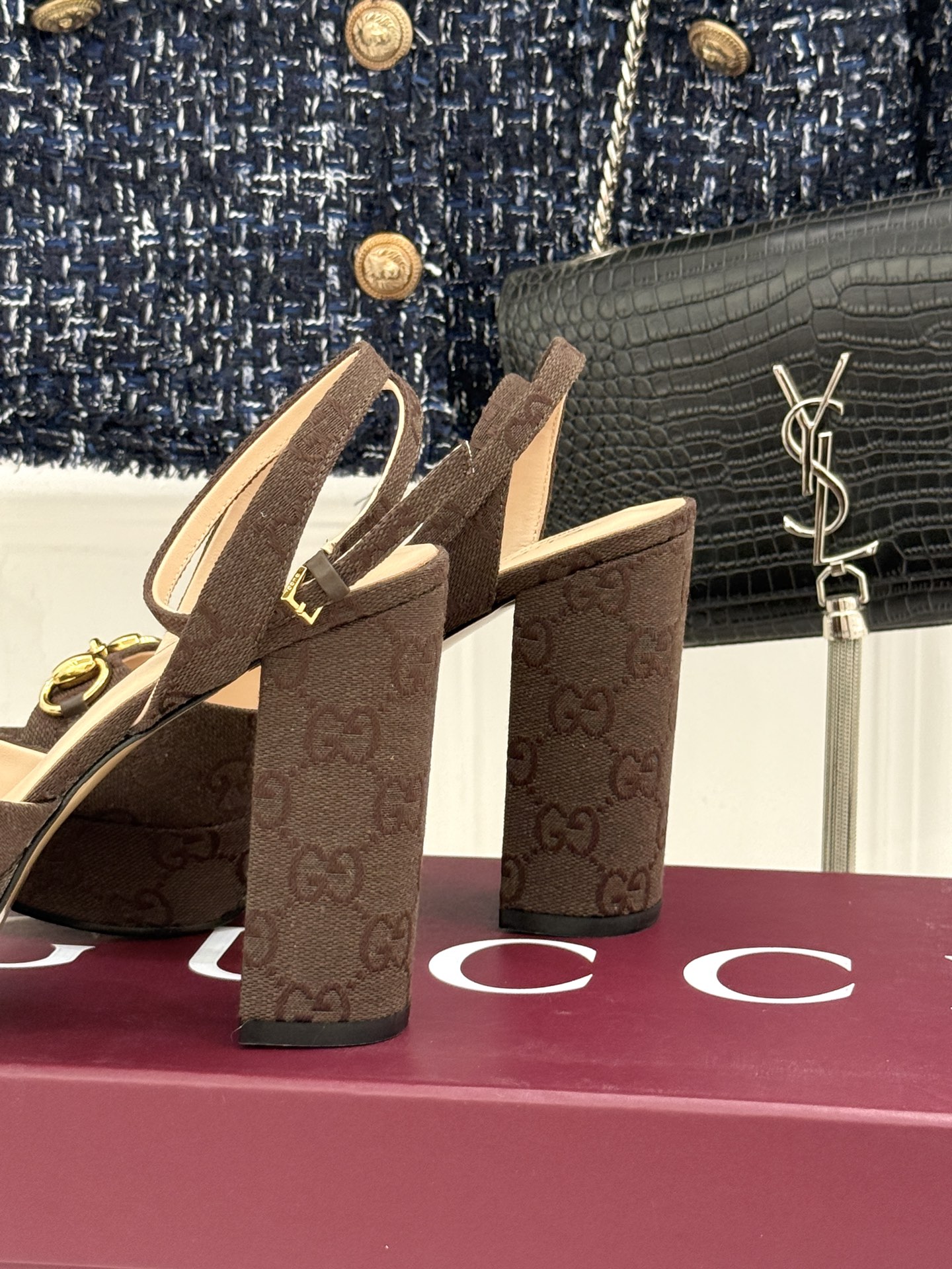 Gucci/古驰26WF新品马衔扣 鱼嘴防水台细跟高跟凉鞋 演绎复古奢华与现代气场的融合之作。 标志性金属马衔扣点缀鱼嘴 Gucci/古驰26WF新品马衔扣 鱼嘴防水台细跟高跟凉鞋 演绎复古奢华与现代气场的融合之作。 标志性金属马衔扣点缀鱼嘴
