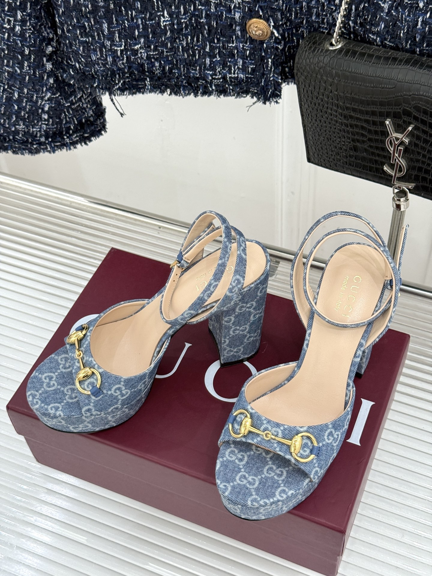 Gucci/古驰26WF新品马衔扣 鱼嘴防水台细跟高跟凉鞋 演绎复古奢华与现代气场的融合之作。 标志性金属马衔扣点缀鱼嘴