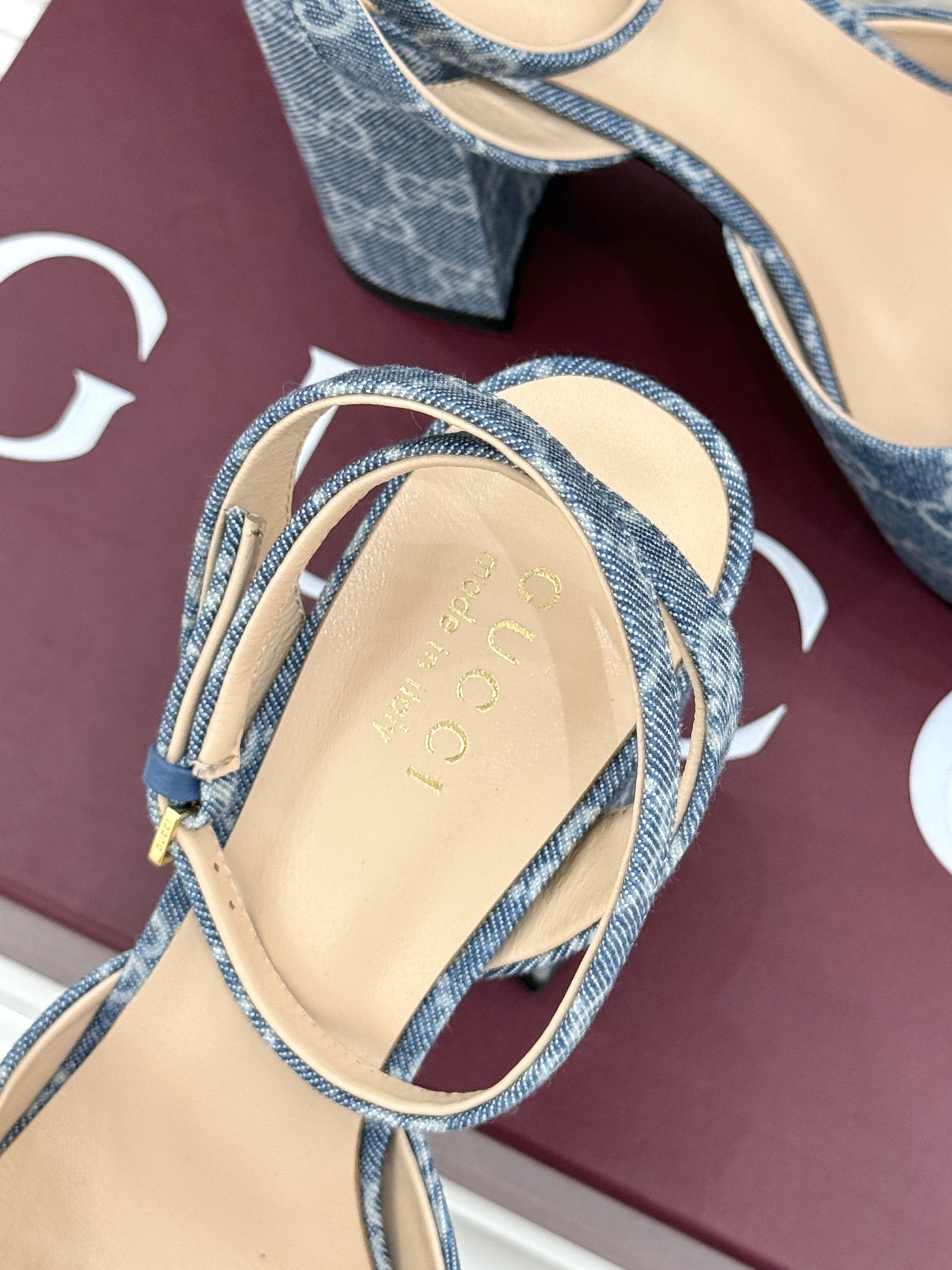 Gucci/古驰26WF新品马衔扣 鱼嘴防水台细跟高跟凉鞋 演绎复古奢华与现代气场的融合之作。 标志性金属马衔扣点缀鱼嘴