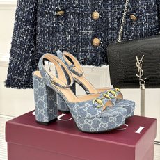 Gucci/古驰26WF新品马衔扣 鱼嘴防水台细跟高跟凉鞋 演绎复古奢华与现代气场的融合之作。 标志性金属马衔扣点缀鱼嘴 Gucci/古驰26WF新品马衔扣 鱼嘴防水台细跟高跟凉鞋 演绎复古奢华与现代气场的融合之作。 标志性金属马衔扣点缀鱼嘴
