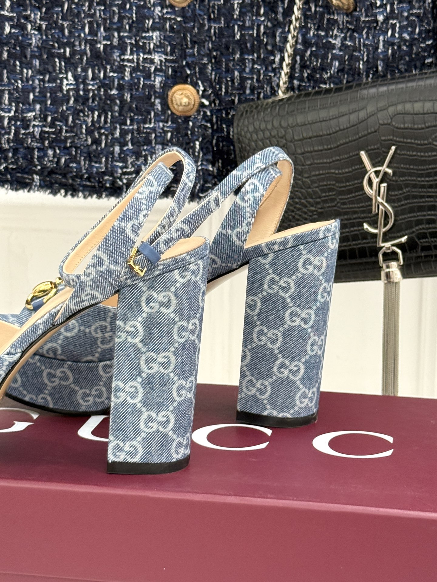 Gucci/古驰26WF新品马衔扣 鱼嘴防水台细跟高跟凉鞋 演绎复古奢华与现代气场的融合之作。 标志性金属马衔扣点缀鱼嘴