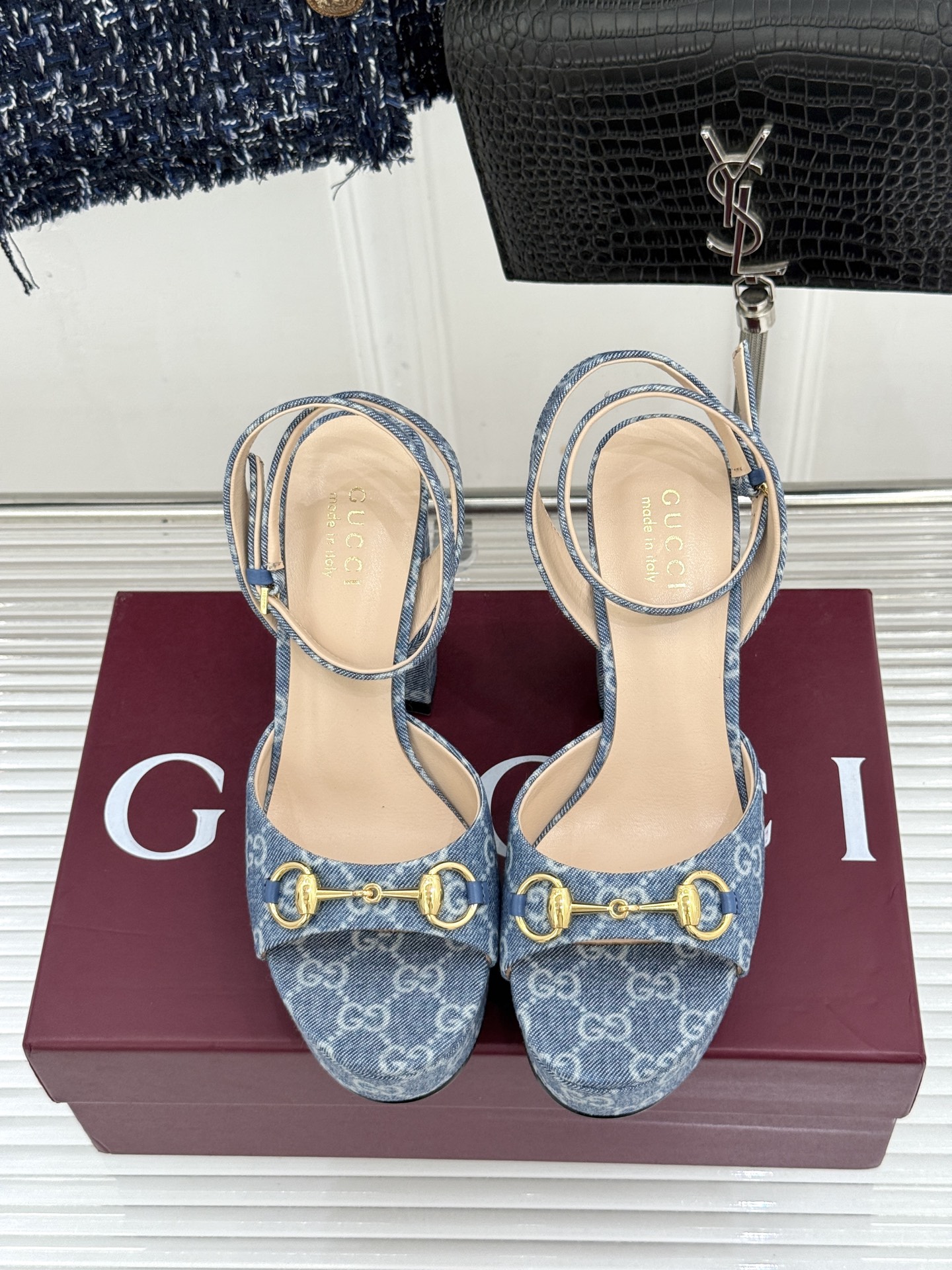Gucci/古驰26WF新品马衔扣 鱼嘴防水台细跟高跟凉鞋 演绎复古奢华与现代气场的融合之作。 标志性金属马衔扣点缀鱼嘴